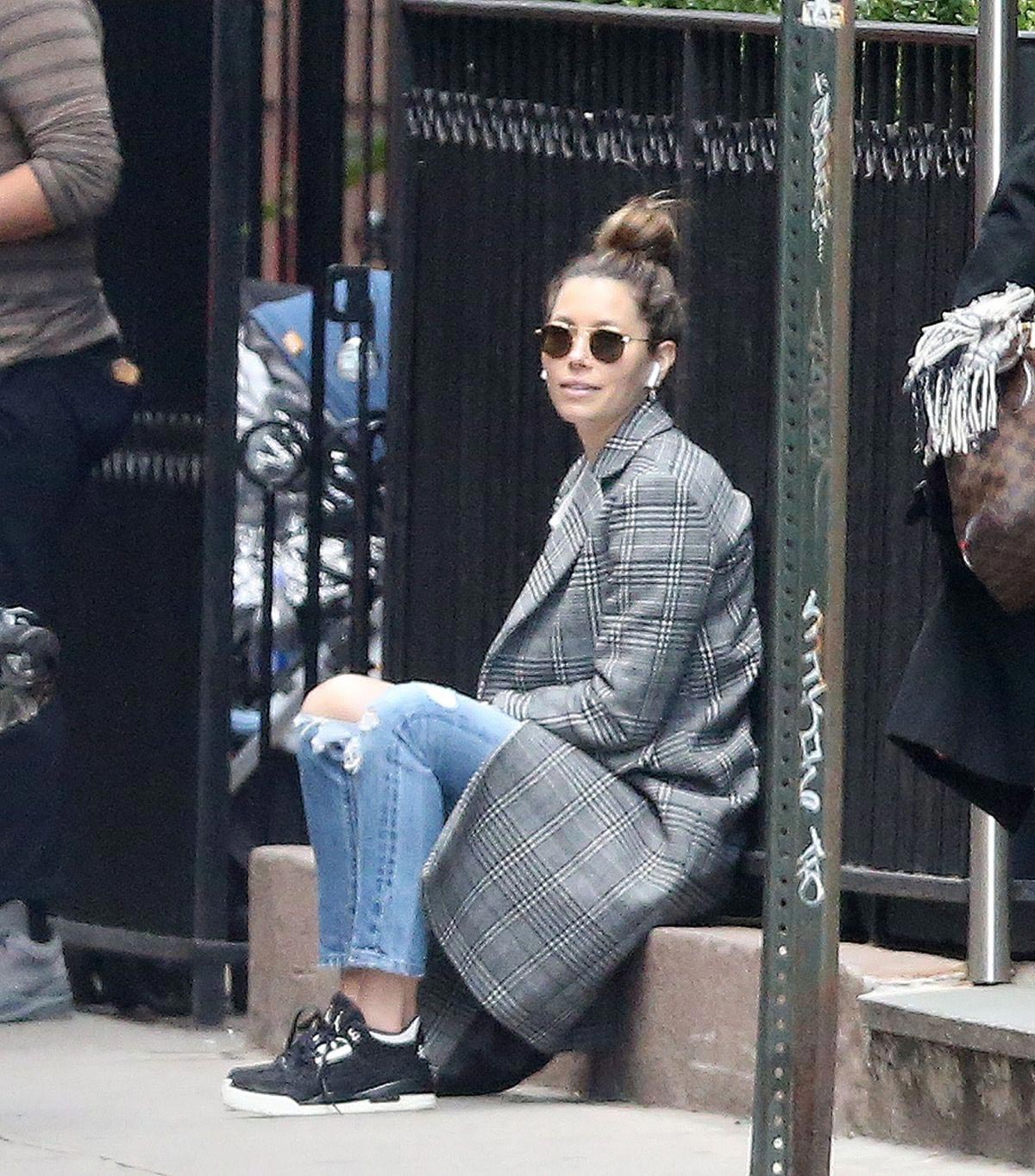 Jessica Biel in Ripped Jeans Out in New York 2018/10/23