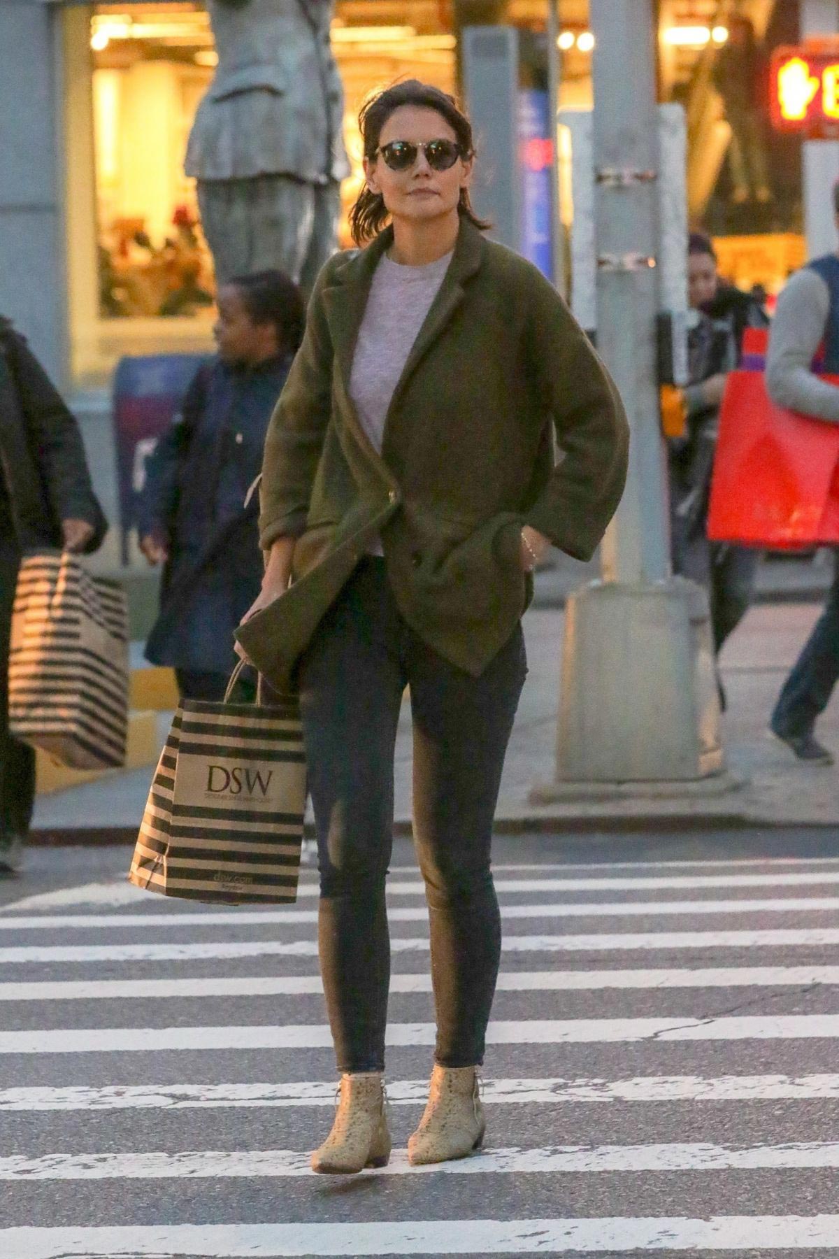 Katie Holmes Shopping at DSW in New York 2018/10/12