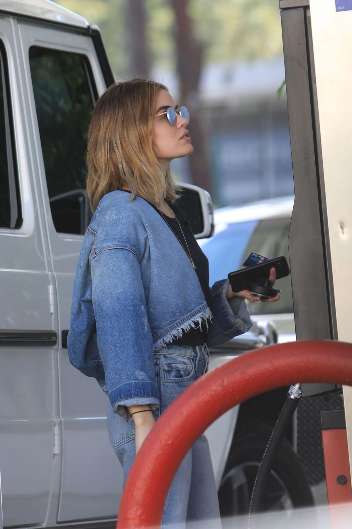 Lucy Hale at a Gas Station in Los Angeles 2018/10/11