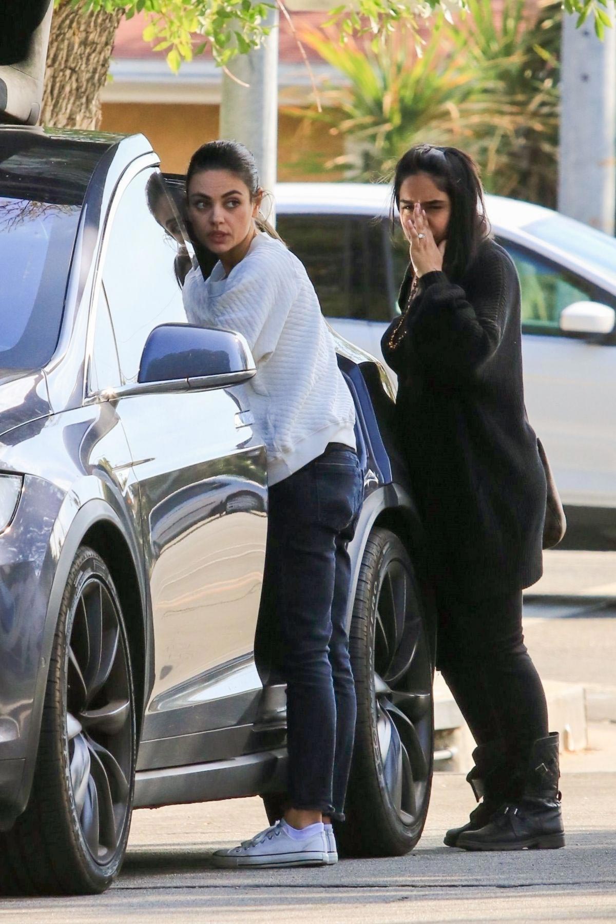 Mila Kunis Out in Los Angeles 2018/10/12