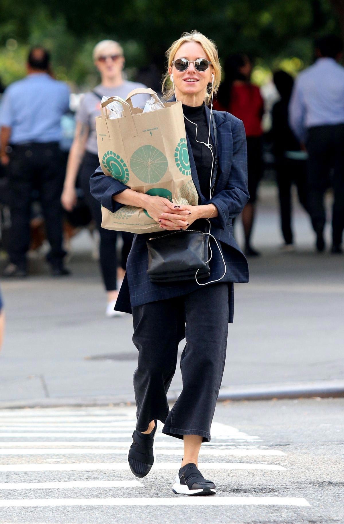 Naomi Watts Shopping Groceries in New York 2018/10/01