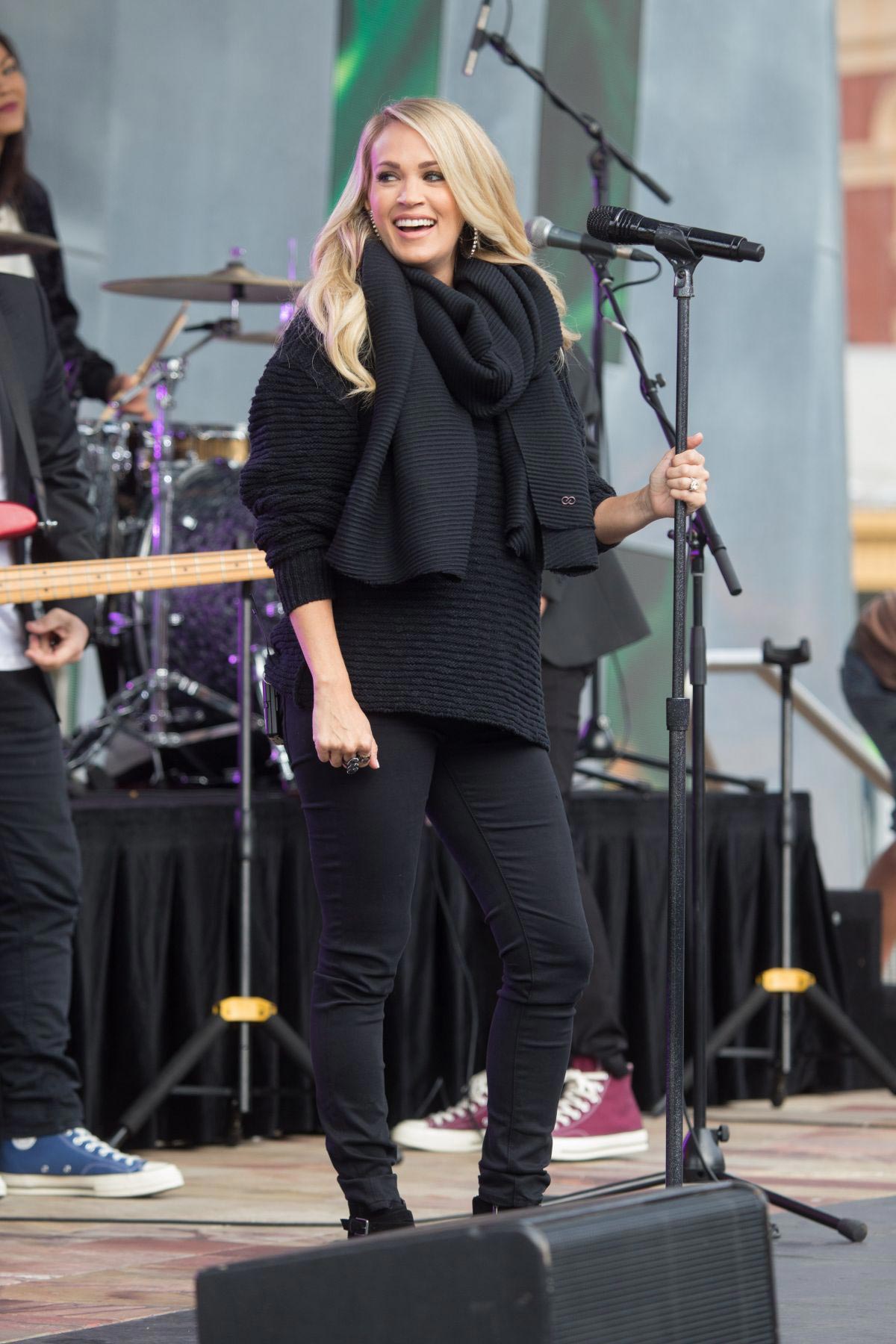 Pregnant Carrie Underwood Performs at Federation Square in Melbourne 2018/09/27