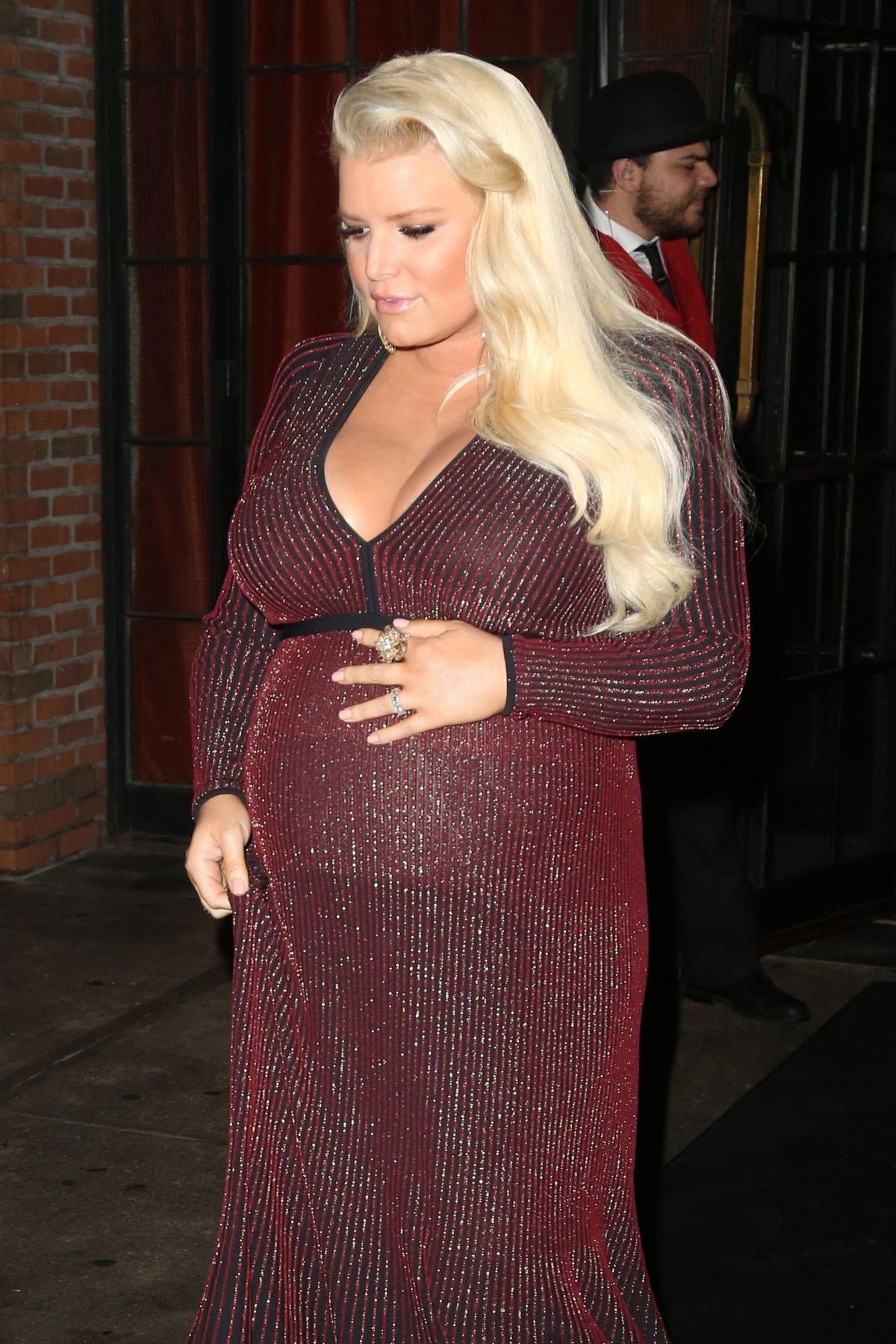 Pregnant Jessica Simpson Leaves Bowery Hotel in New York 2018/10/11