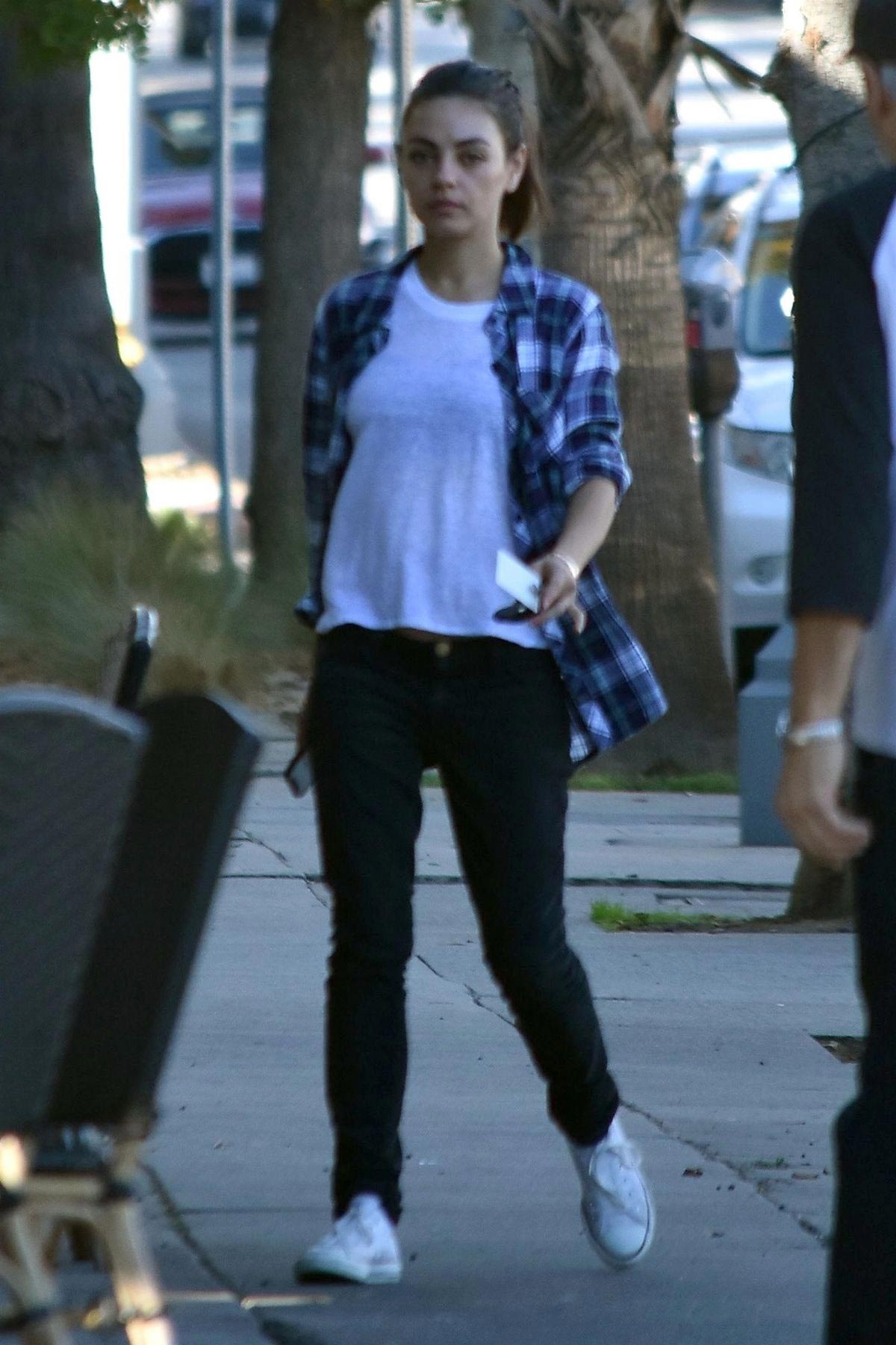 Mila Kunis at Sweet Butter in Sherman Oaks 2018/11/27