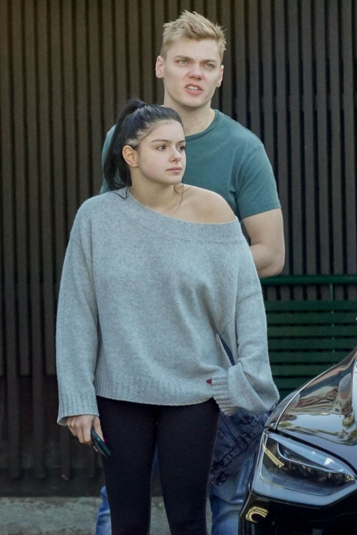 Ariel Winter and Levi Meaden Wait for Their Car in Los Angeles 2018/12/11