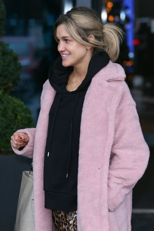 Ashley Roberts Leaves Her Hotel in London 2018/12/01 1