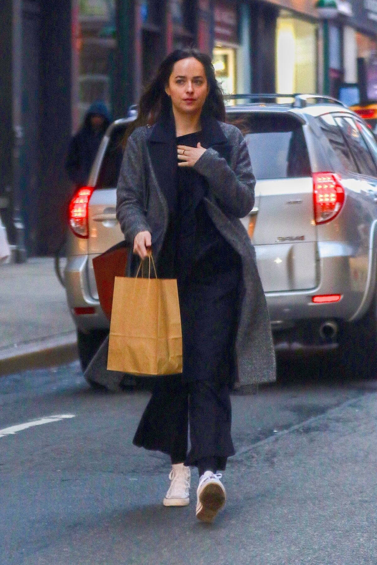 Dakota Johnson Out Shopping in New York 2018/12/17