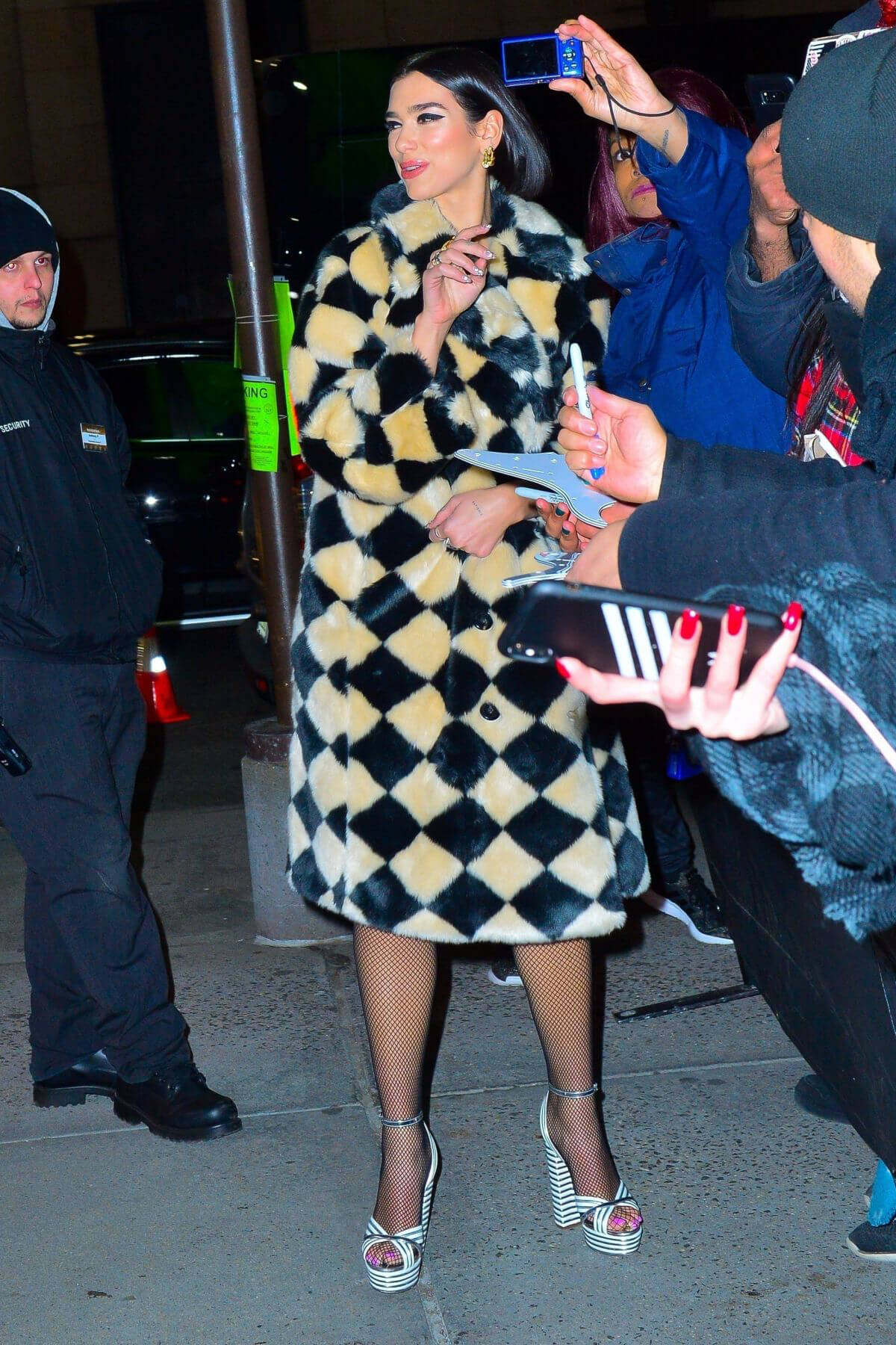 Dua Lipa Arrives at Madison Square Garden in New York 2018/12/07