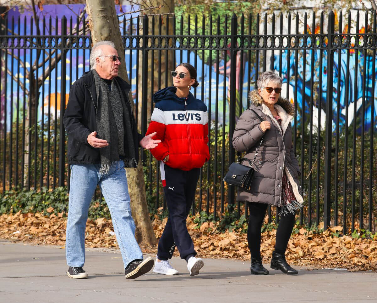 Emily Ratajkowski Out and About in New York 2018/12/01