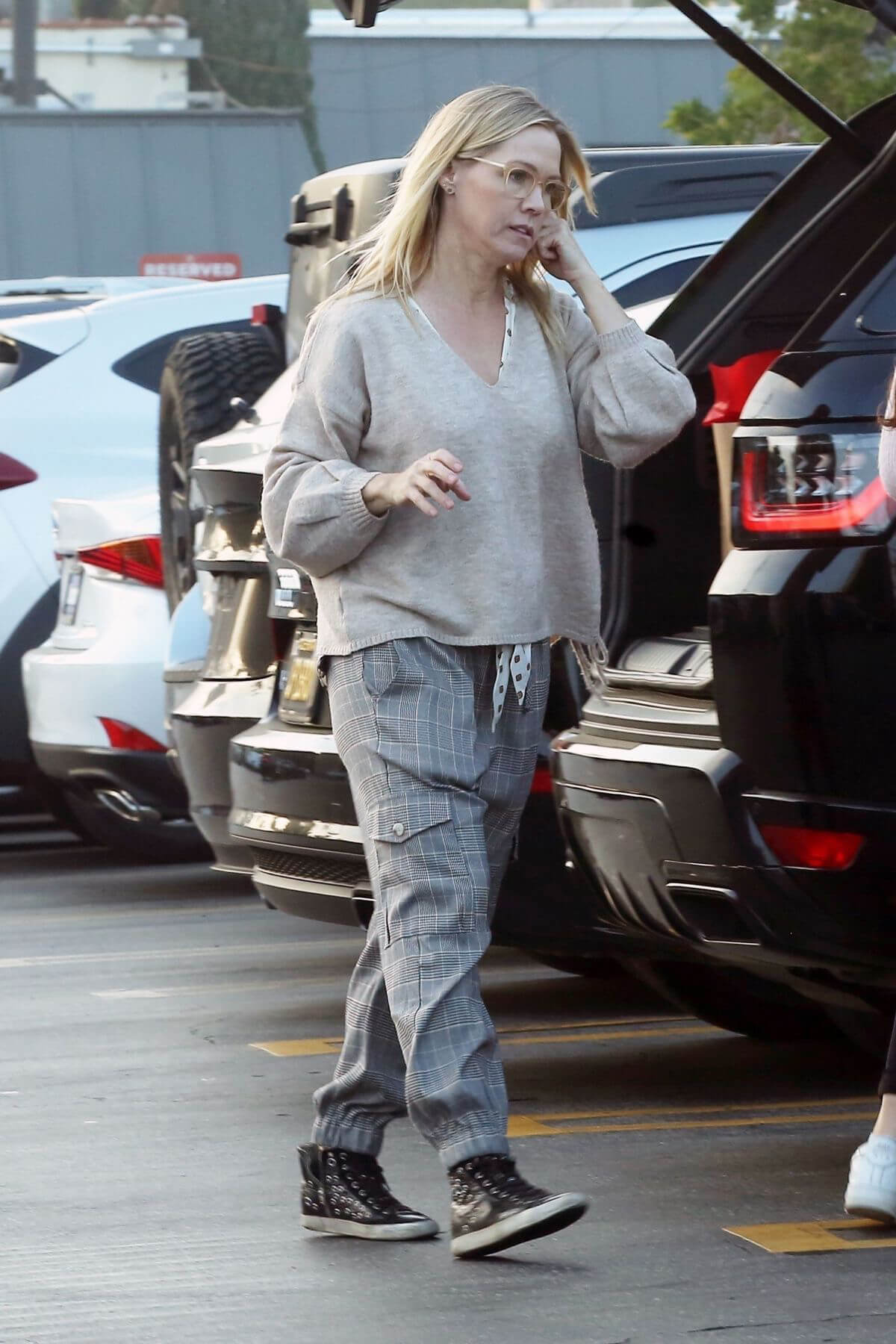 Jennie Garth Out Shopping in Los Angeles 2018/12/24