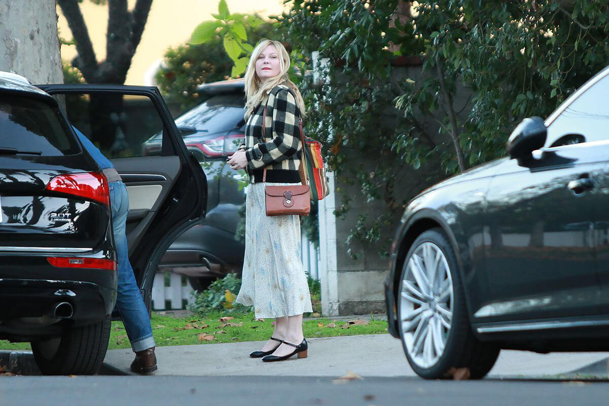 Kirsten Dunst on Christmas Day Out in Los Angeles 2018/12/25