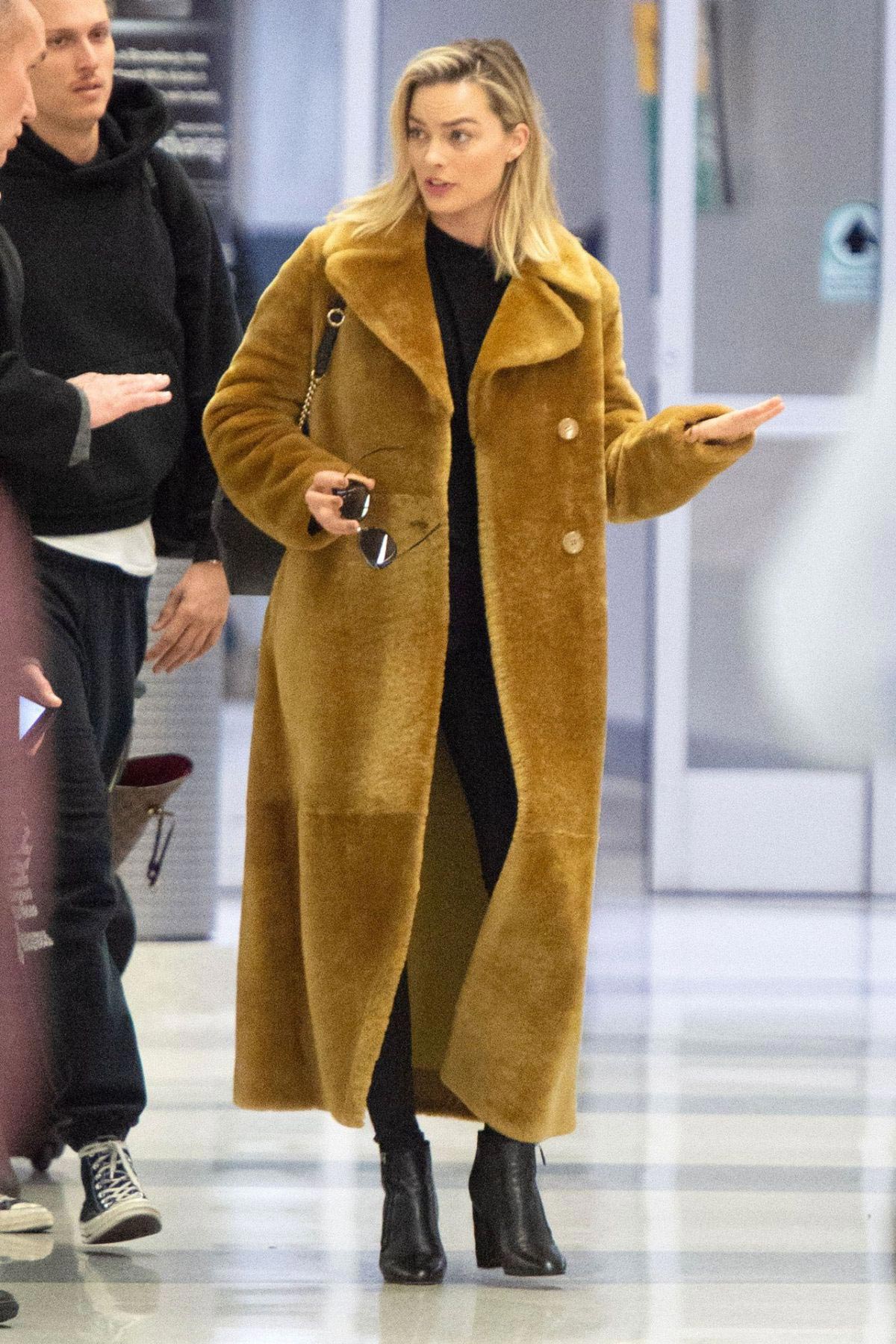 Margot Robbie at JFK Airport in New York 2018/12/02