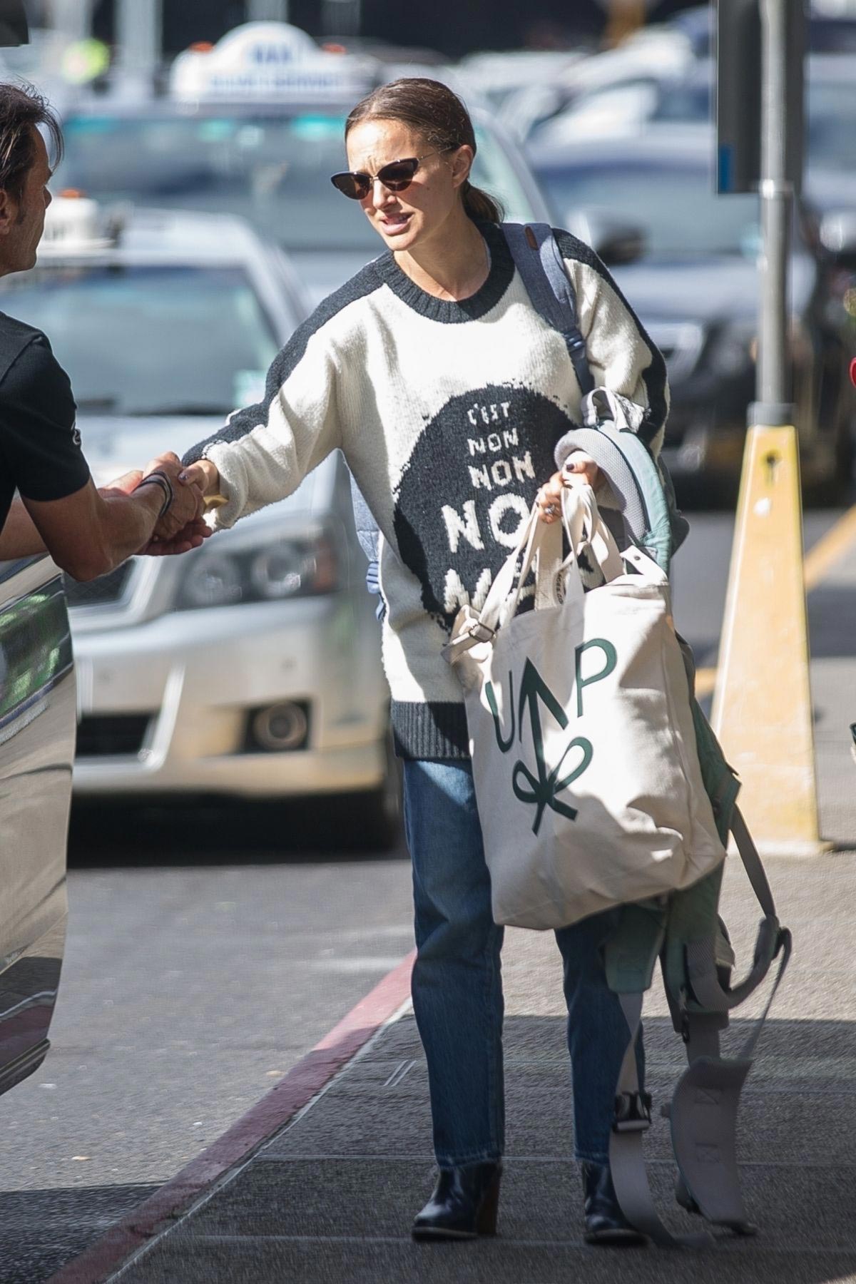 Natalie Portman Arrives at Airport in Melbourne 2018/12/02