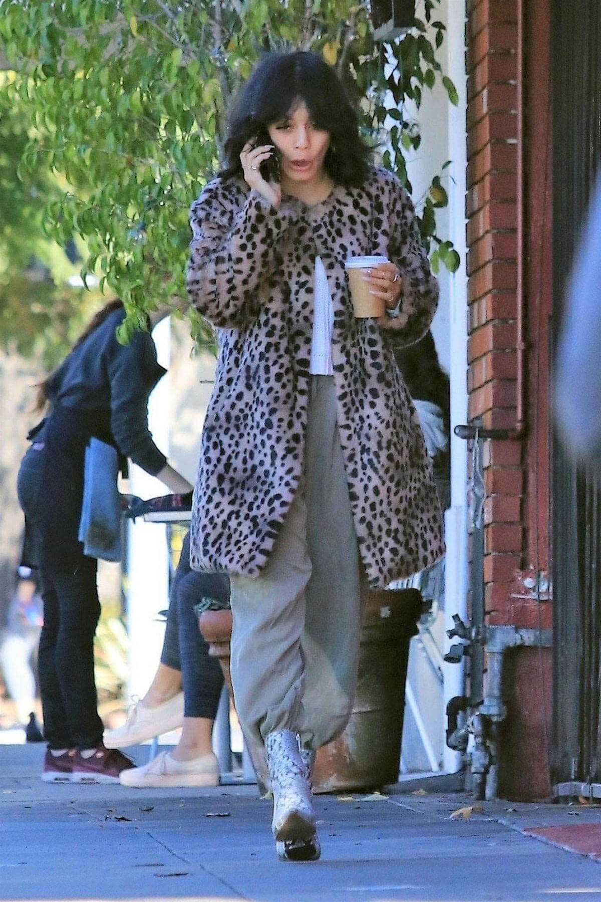 Vanessa Hudgens Out for Coffee in Los Angeles 2018/12/07