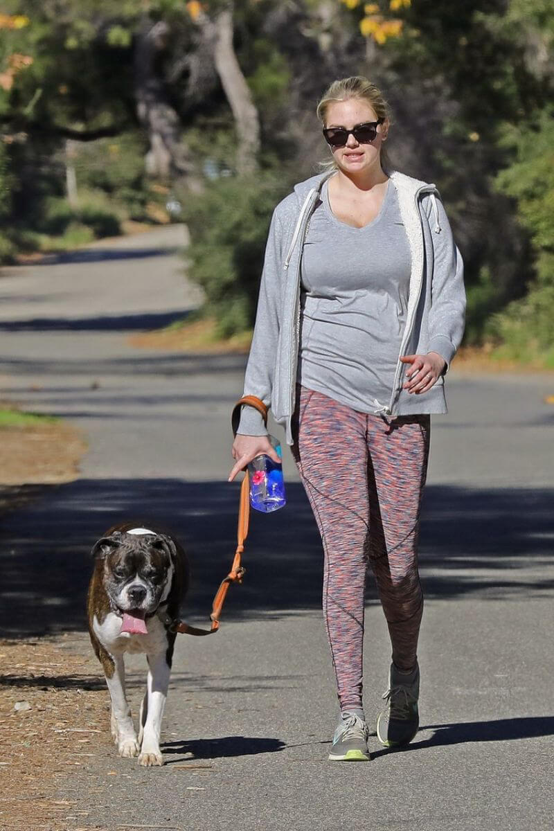 Kate Upton Out Hiking in Hollywood Hills 2019/01/04