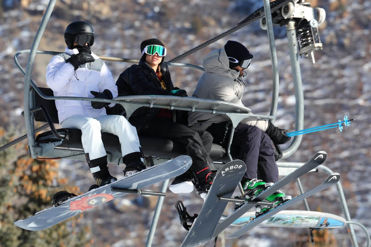 Kendall Jenner, Kourtney Kardashian and Sofia Richie Out on Slopes in Aspen 2018/12/30