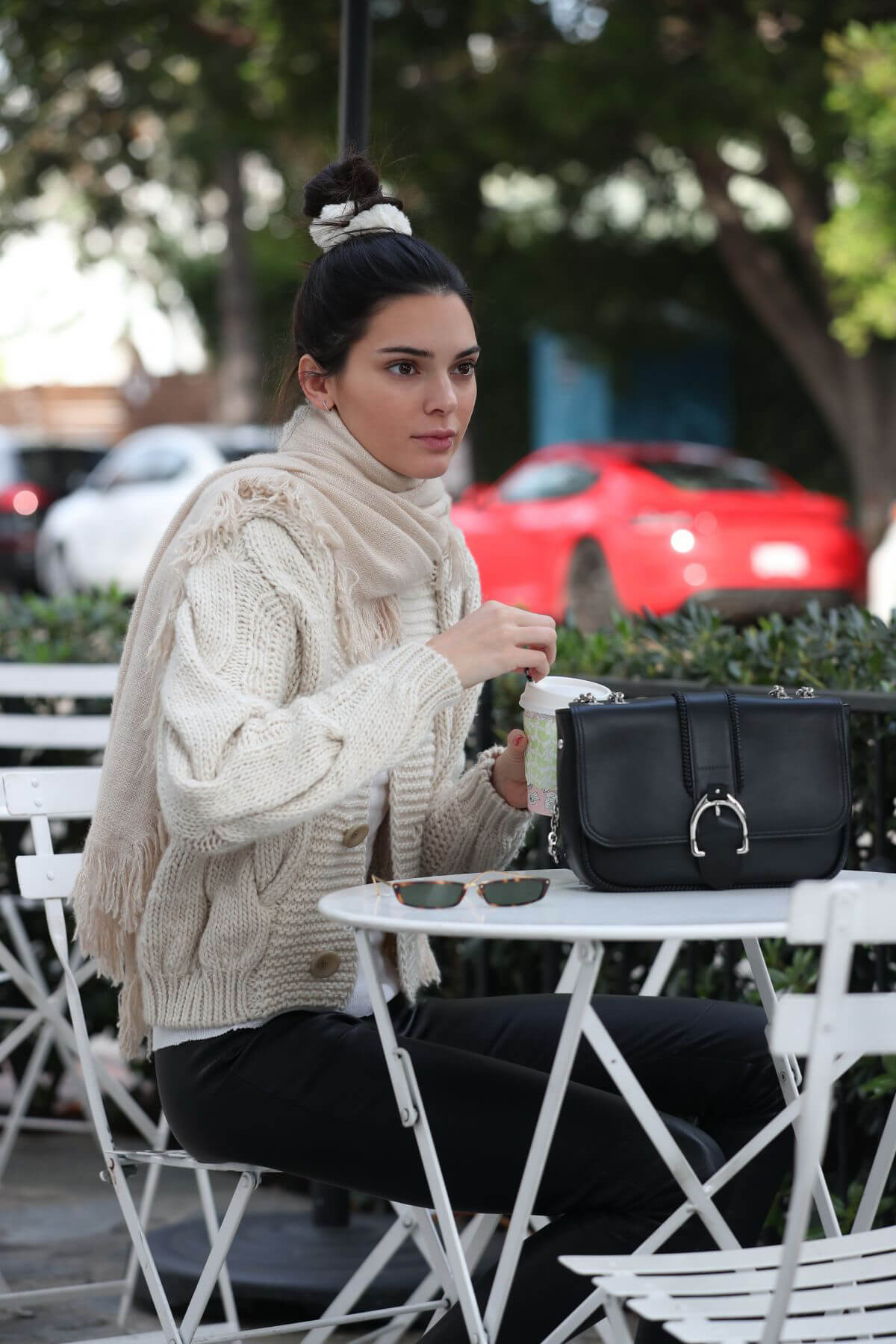 Kendall Jenner Out for Coffee in Los Angeles 2018/12/23