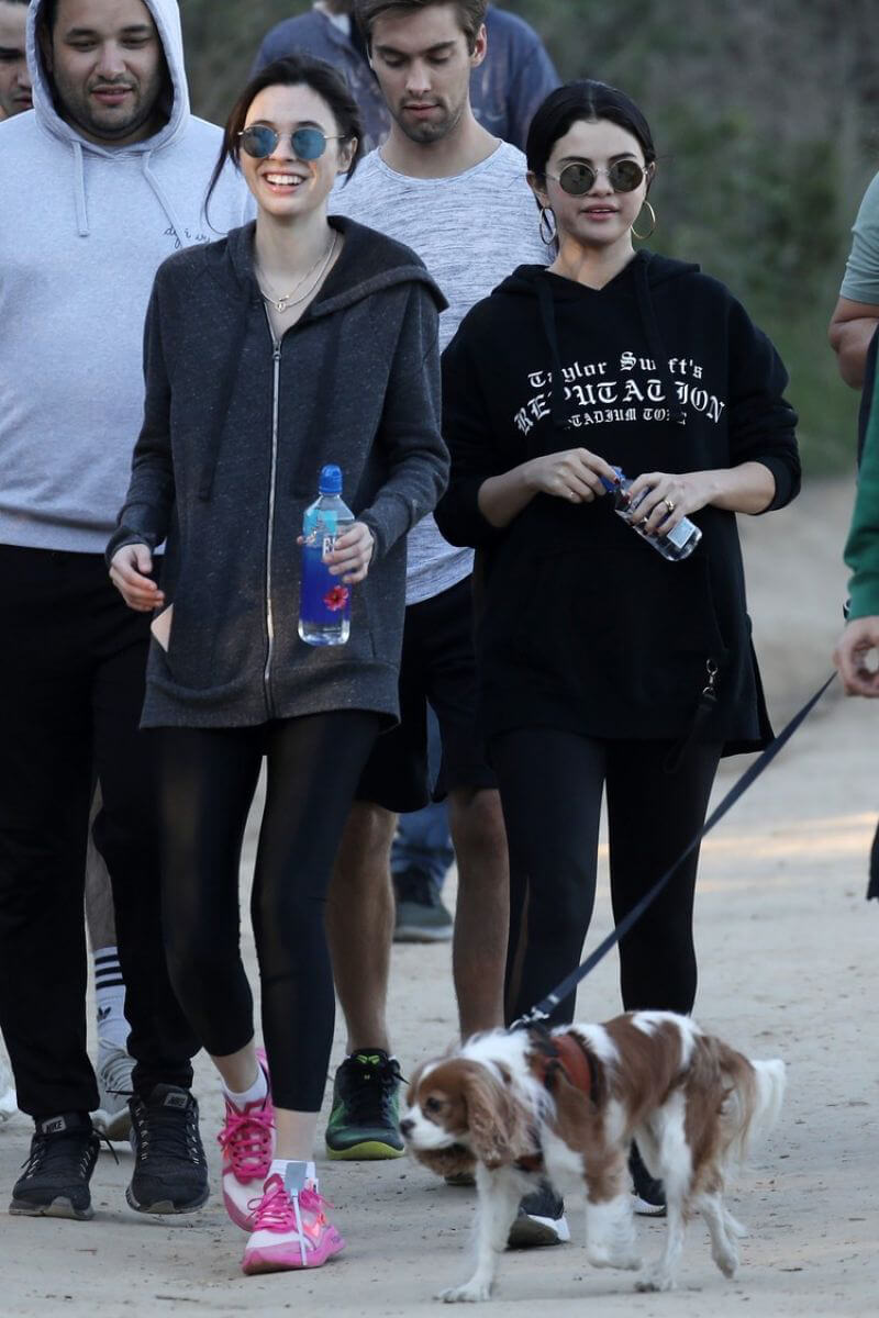 Selena Gomez Out Hiking with Friends in Los Angeles 2019/01/04