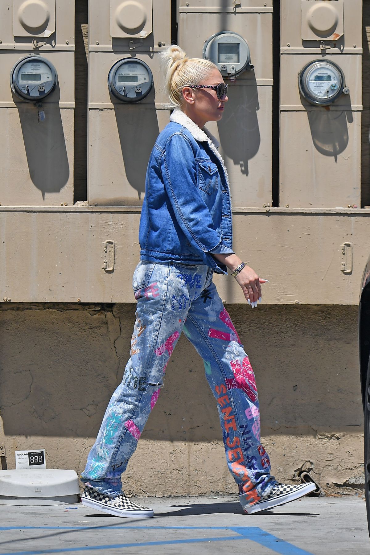 Gwen Stefani at a Nail Salon in Beverly Hills 2019/04/24