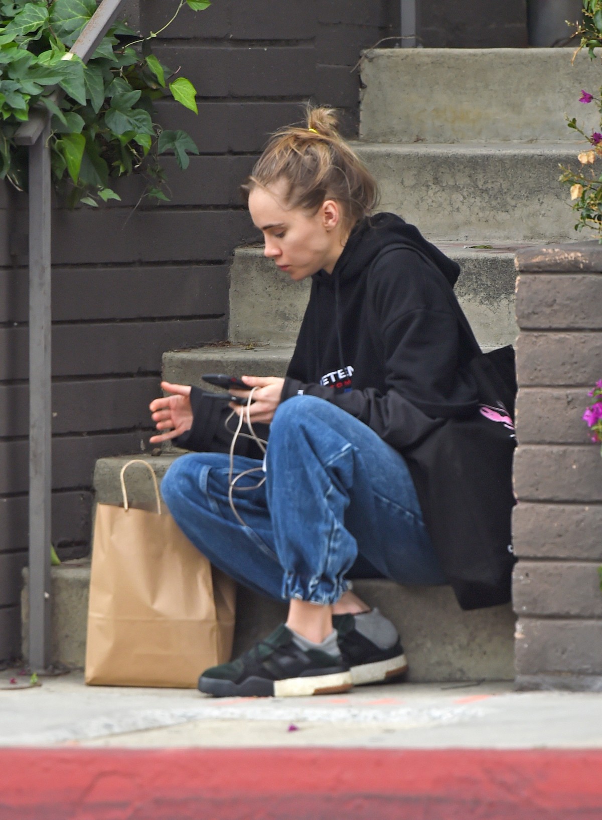 Suki Waterhouse Out No Makeup in Los Angeles 2019/04/29