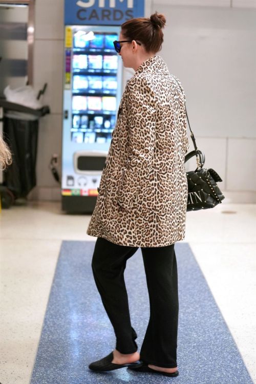 Anne Hathaway at JFK Airport in New York 2019/05/03 5