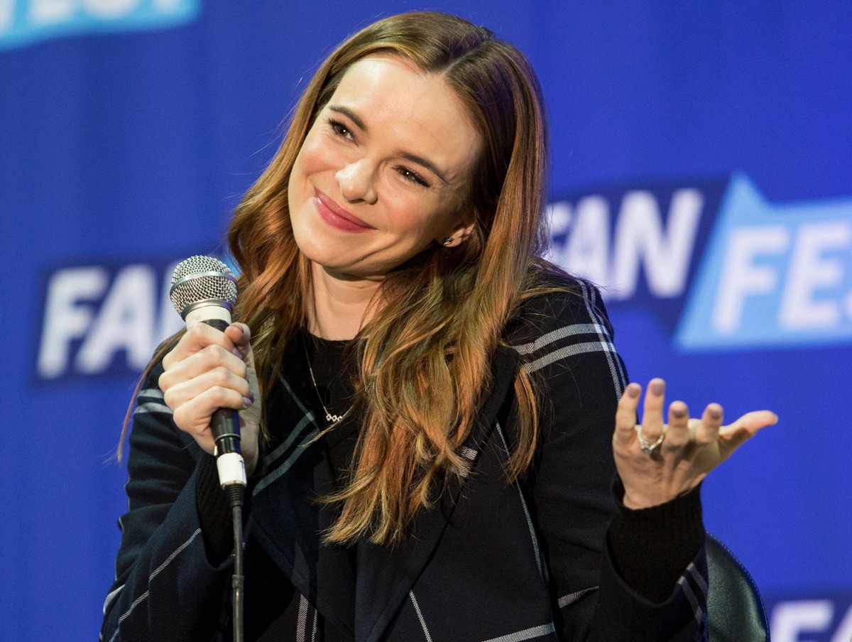 Danielle Panabaker at Fan Fest Chicago 2019/04/20