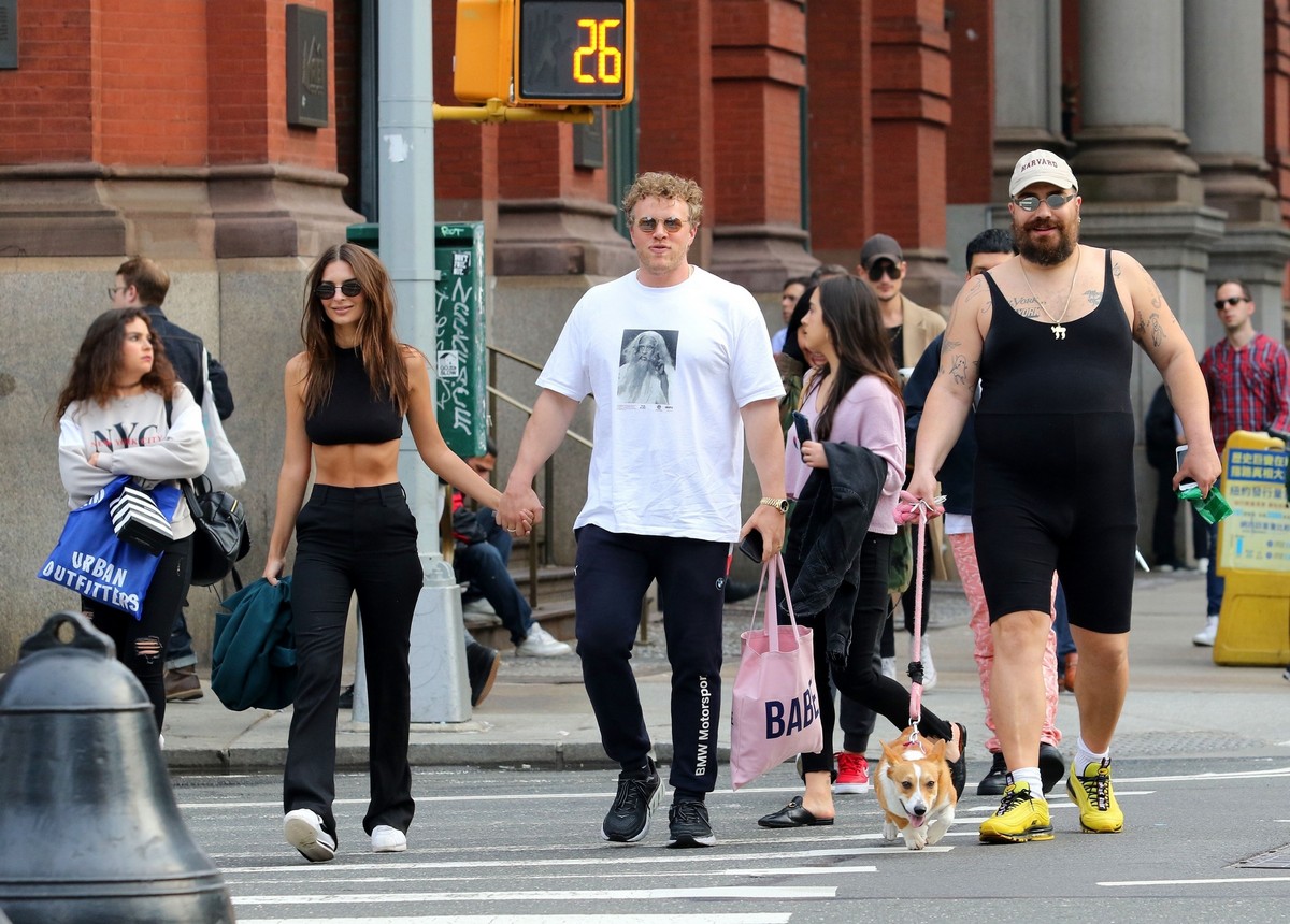 Emily Ratajkowski and her husband are all smiles holding hands in New York 2019/05/05