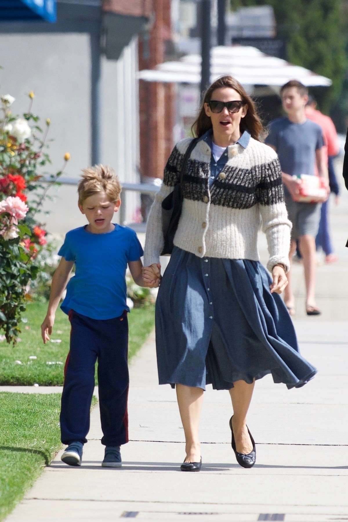 Jennifer Garner with Her Kids Out in Brentwood 2019/05/05