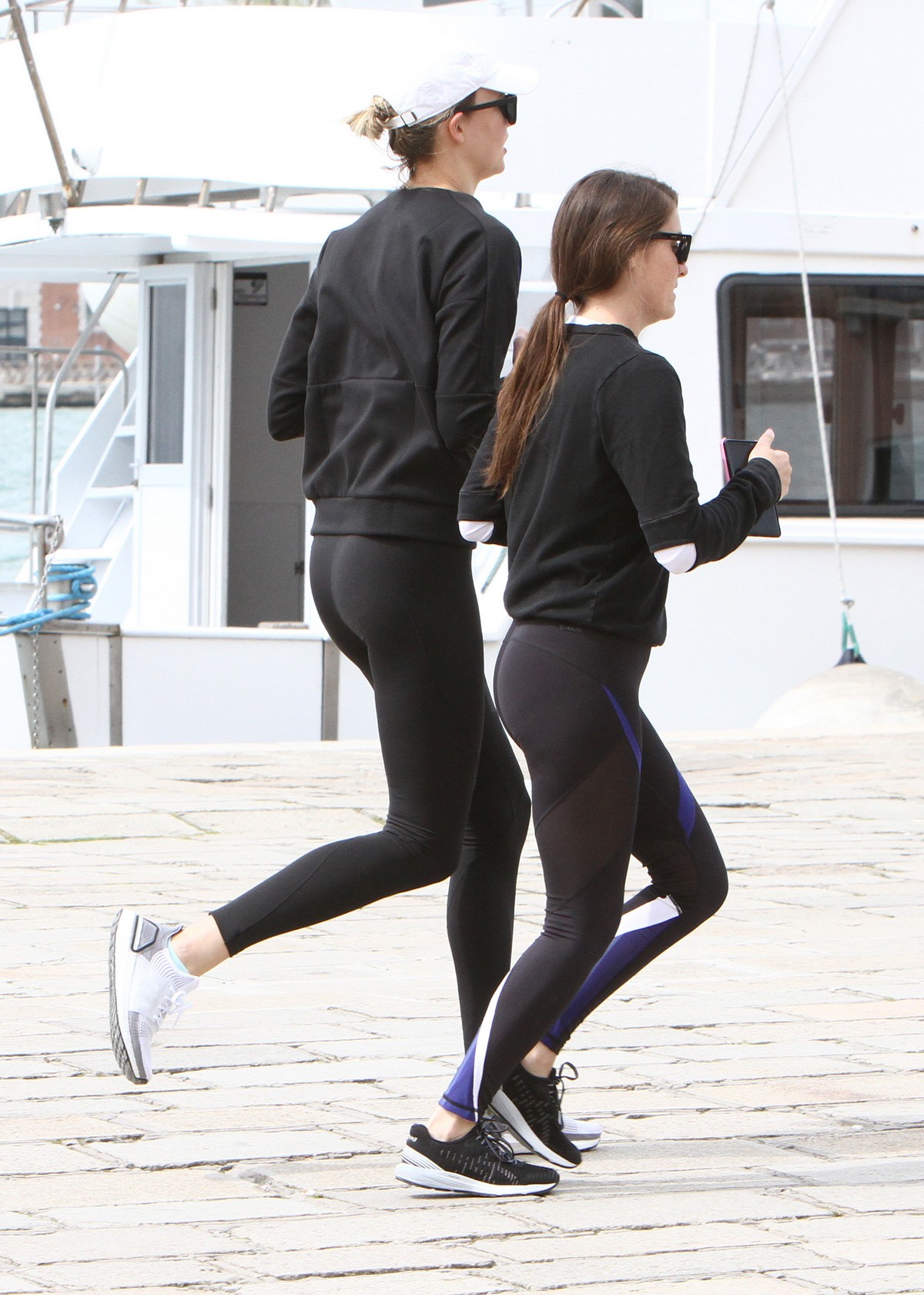 Karlie Kloss in Black and Blue Sweater with Leggings During Running in Venice 2019/05/11