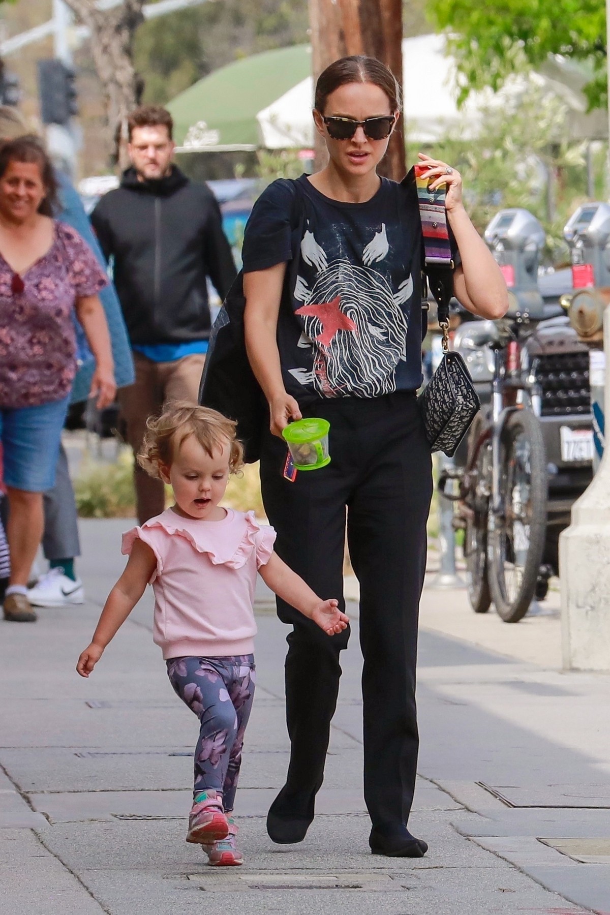 Natalie Portman Out in Glendale with her daughter 2019/04/30