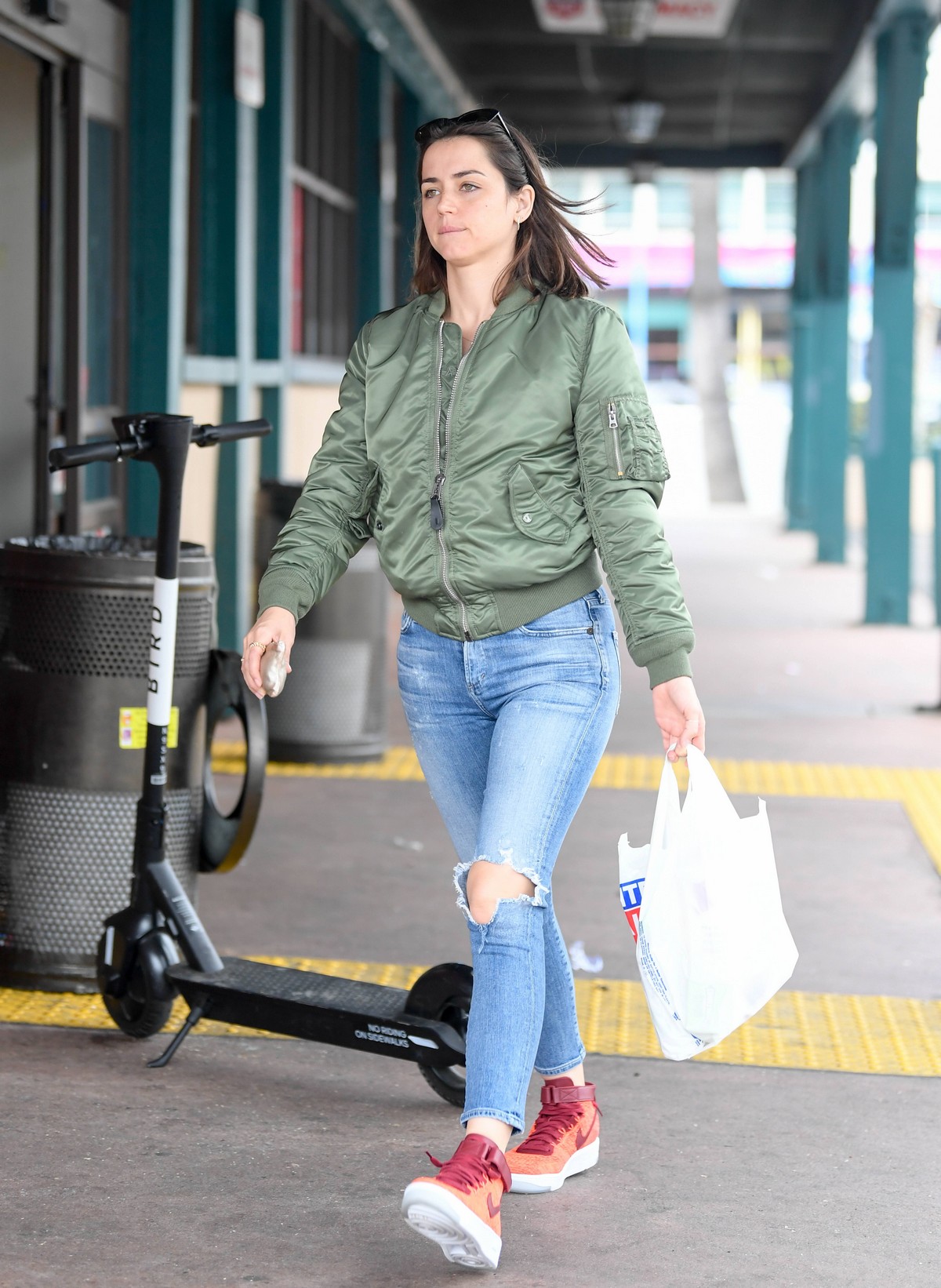 Ana De Armas in Ripped Jeans Out in Los Angeles 2019/06/24