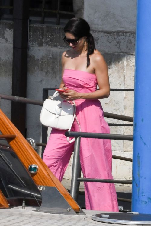 Adriana Lima in Off Shoulder Pink Dress Out in Venice, Italy 2019/07/07 5