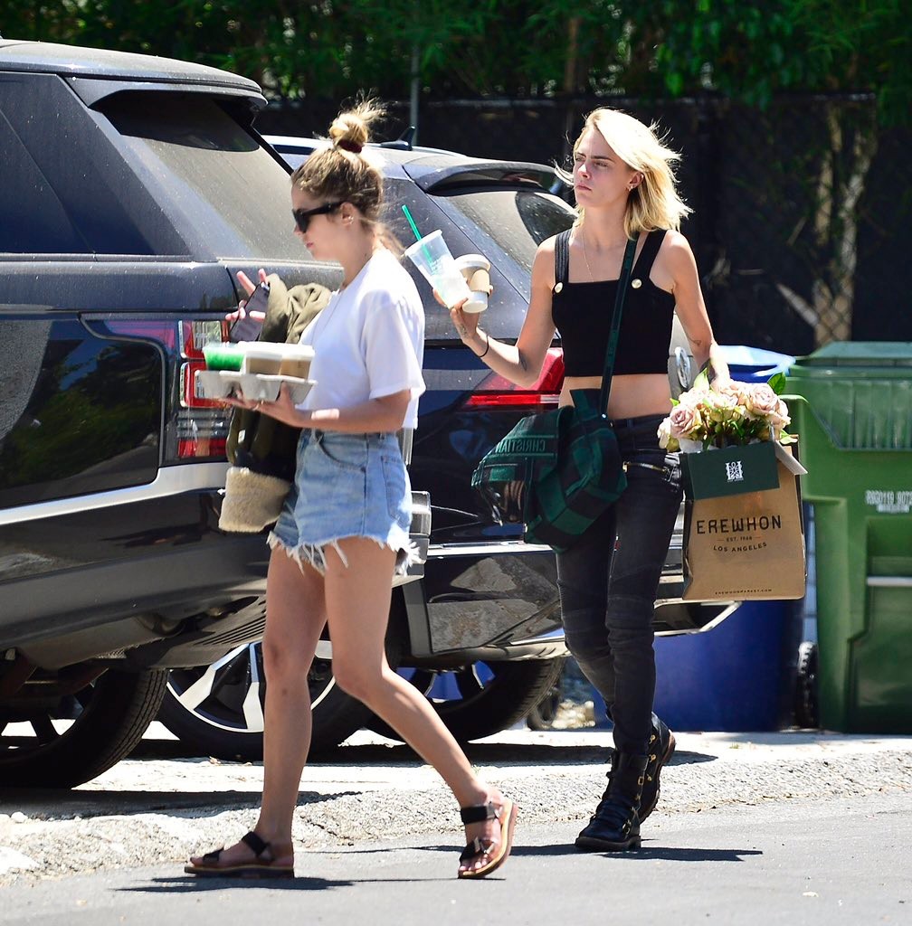 Cara Delevingne and Ashley Benson Out in Los Angeles 2019/07/18