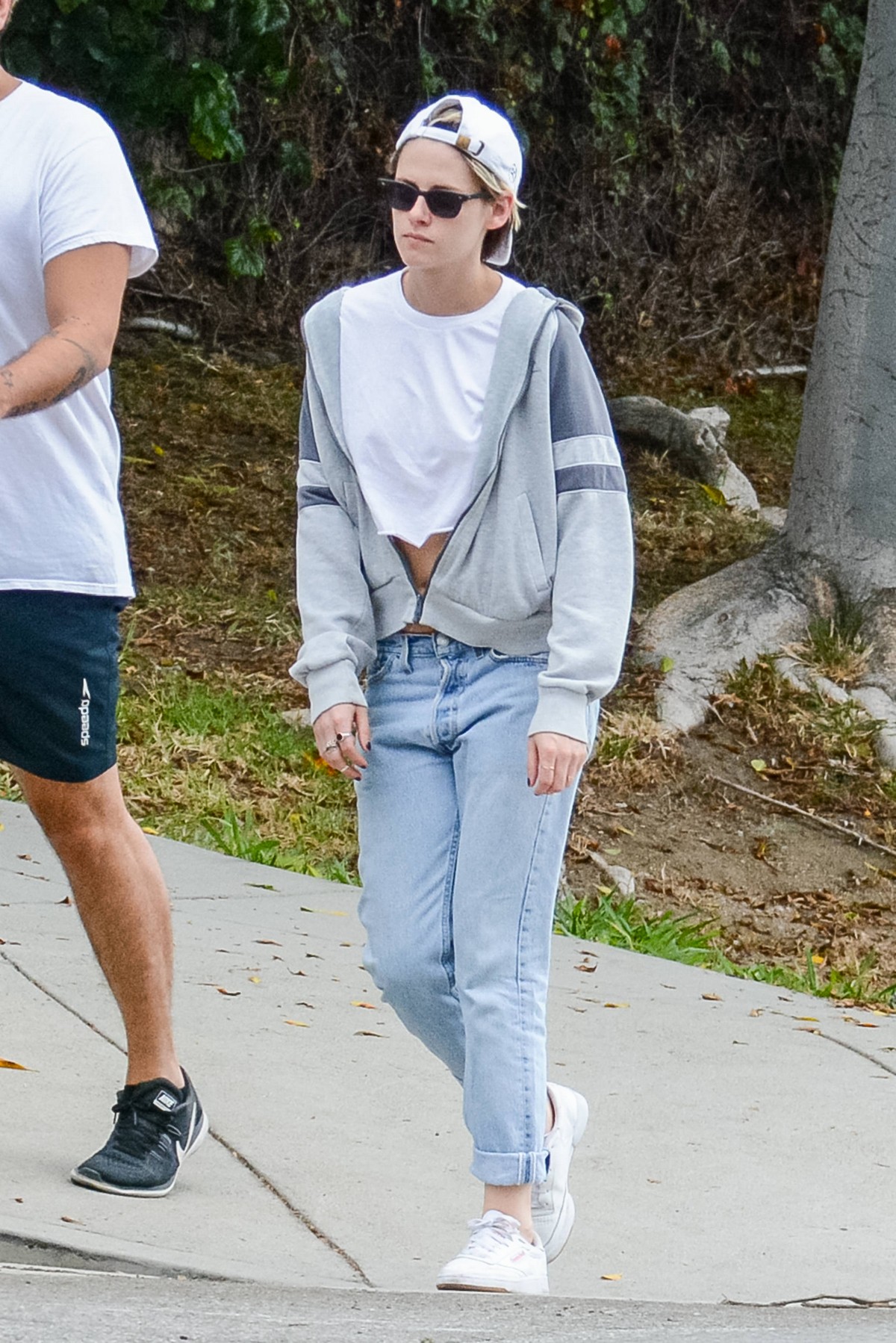 Kristen Stewart in Short Top with Blue Denims Out in Los Angeles 2019/07/23