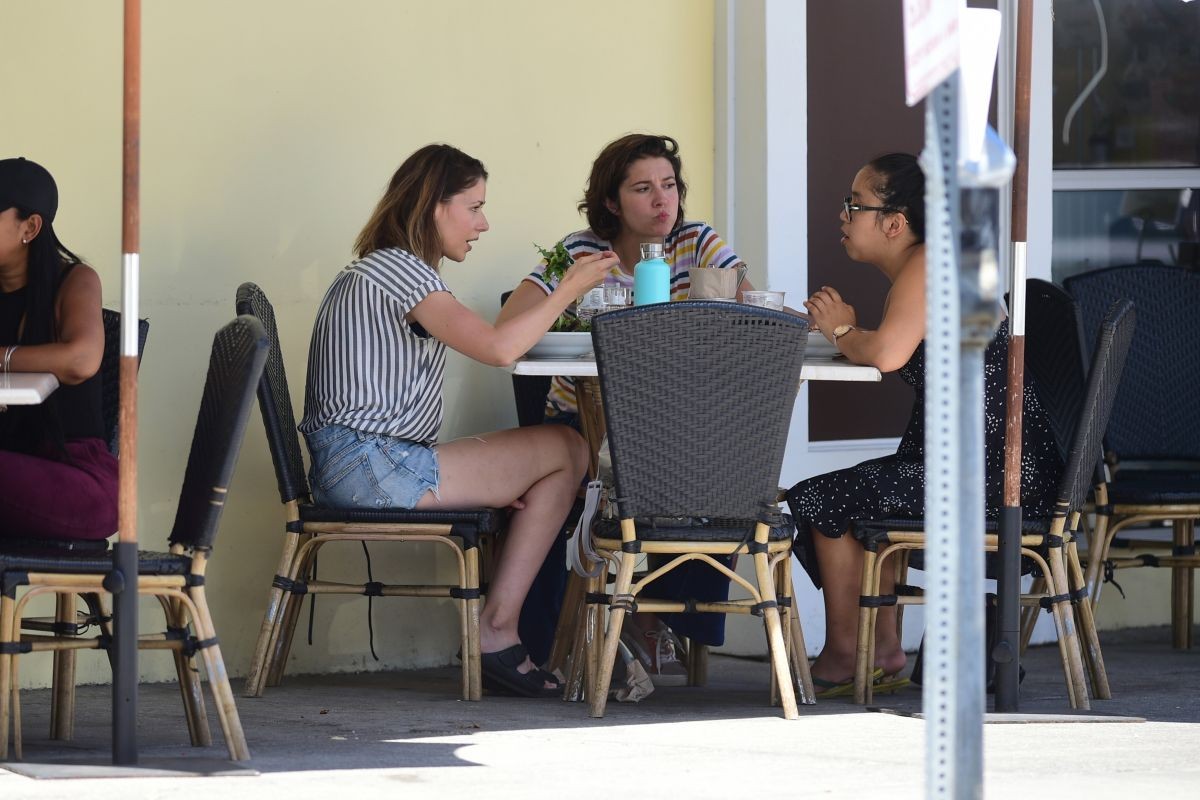 Amanda Crew enjoys lunch with her friends in Studio City 2019/08/06