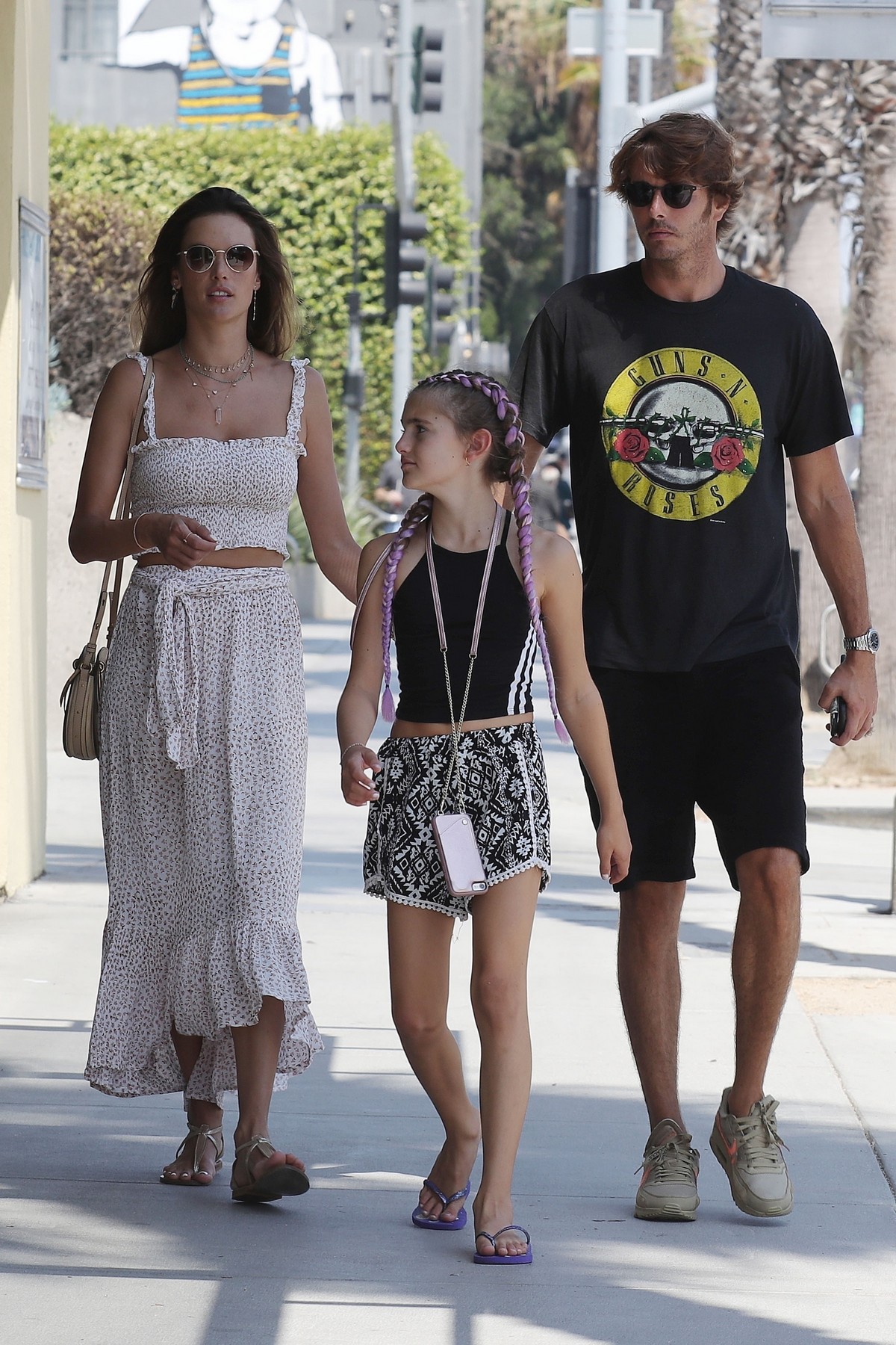 Alessandra Ambrosio with Her Daughter Out in Santa Monica 2019/09/02