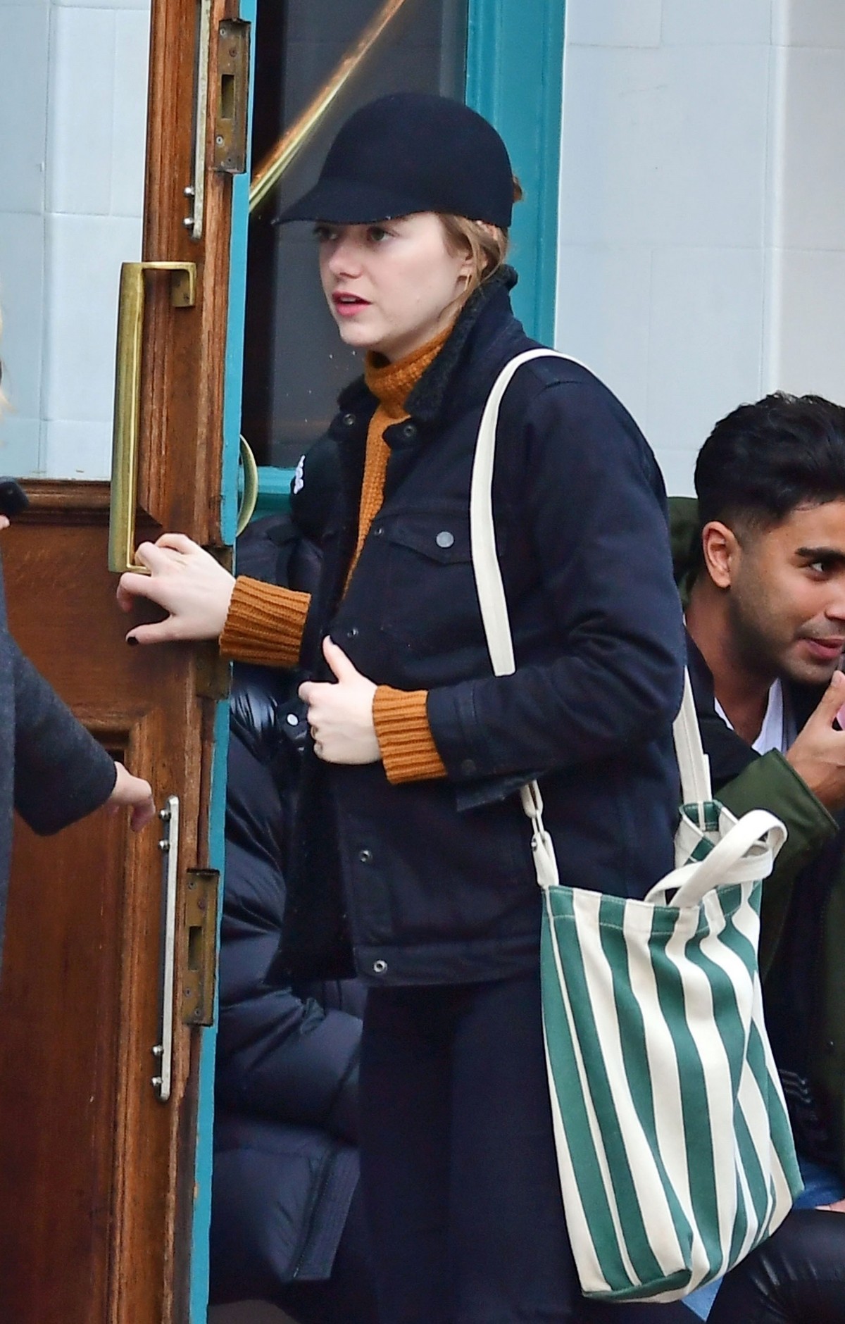 Emma Stone arrives Traditional British Pub in Primrose Hill, North London 2019/10/28