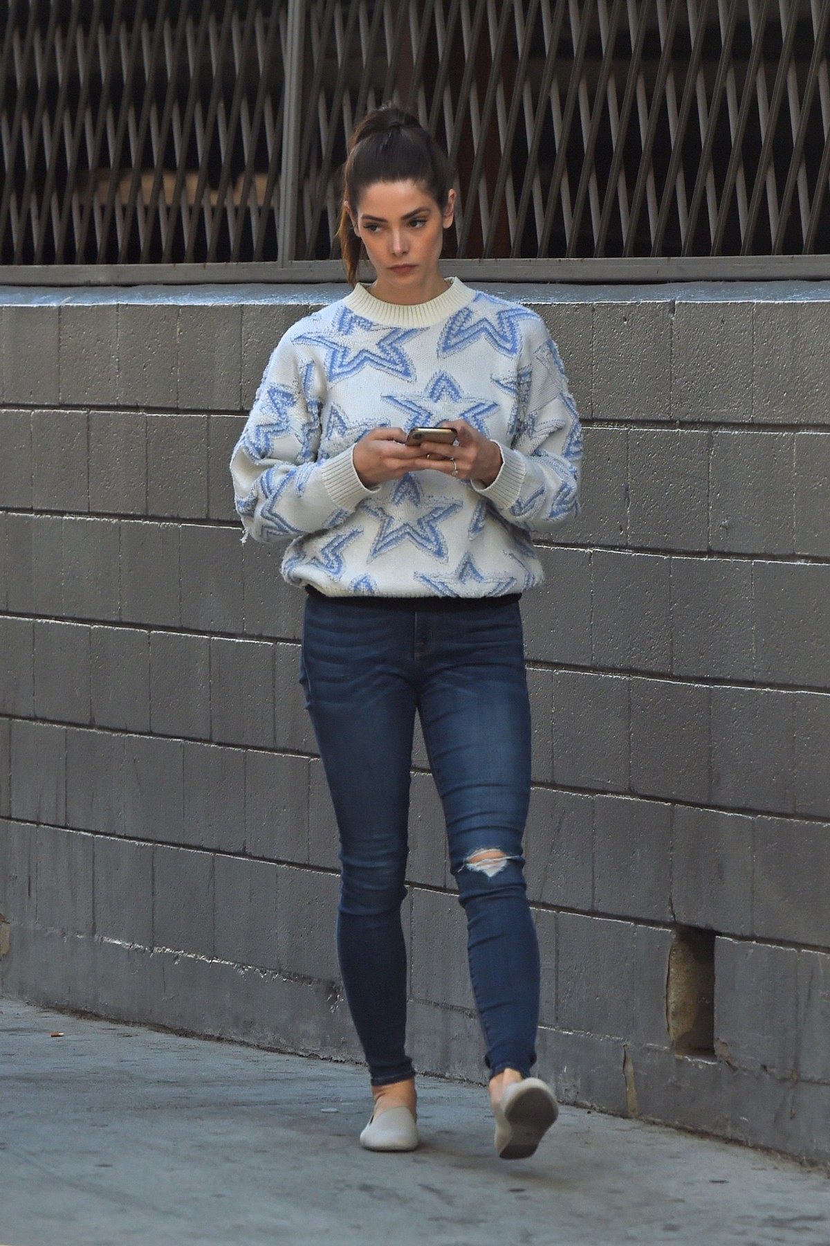 Ashley Greene in Sweatshirt and Ripped Jeans Out in Los Angeles 2019/11/22