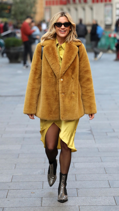 Ashley Roberts arrives at iHeartRadio in London 2019/11/06 5