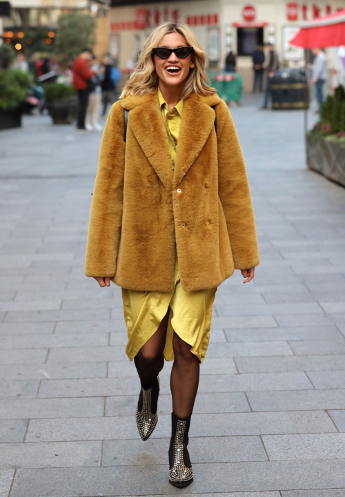 Ashley Roberts arrives at iHeartRadio in London 2019/11/06 8