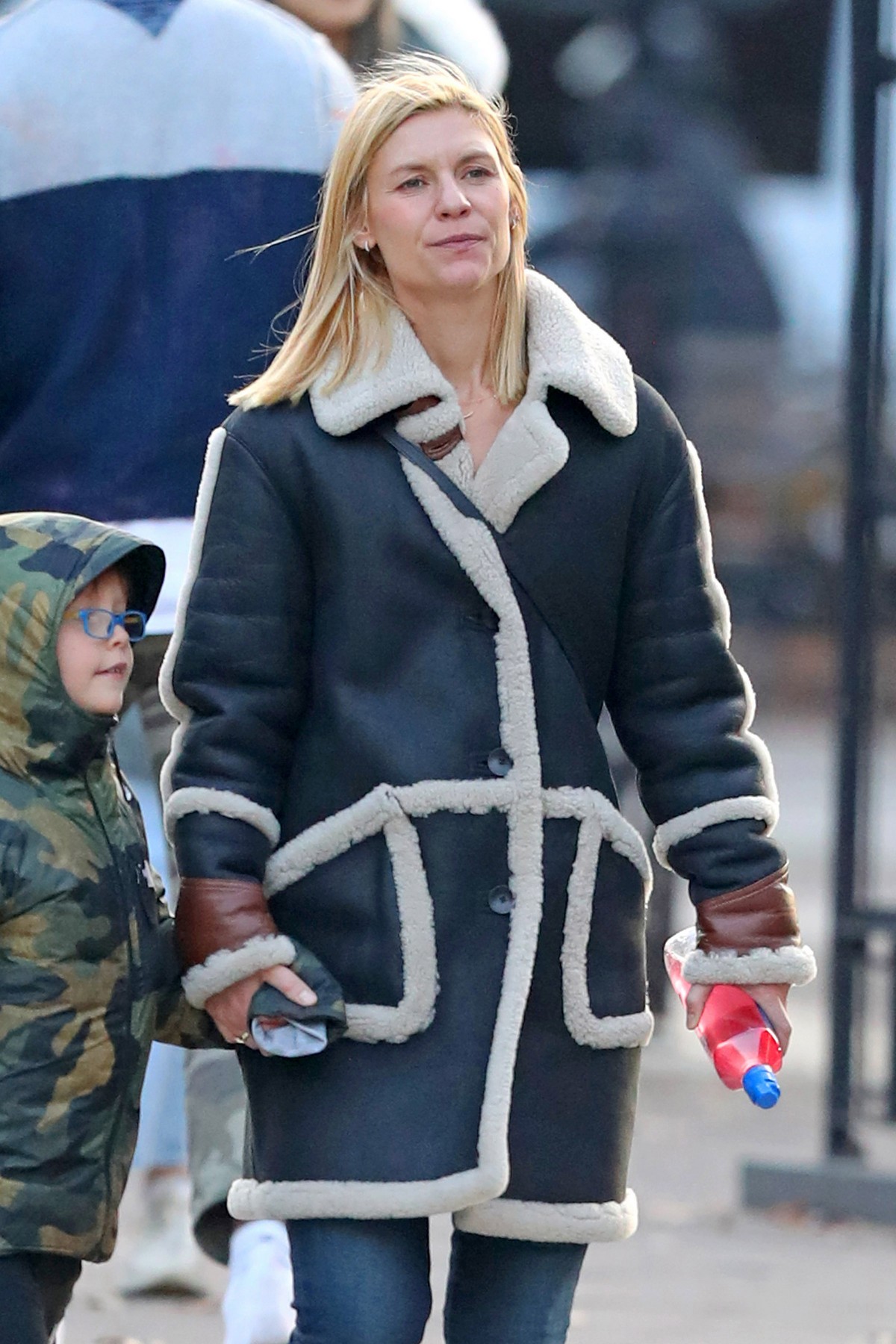 Claire Danes with her son out the day after Thanksgiving in New York 2019/11/29