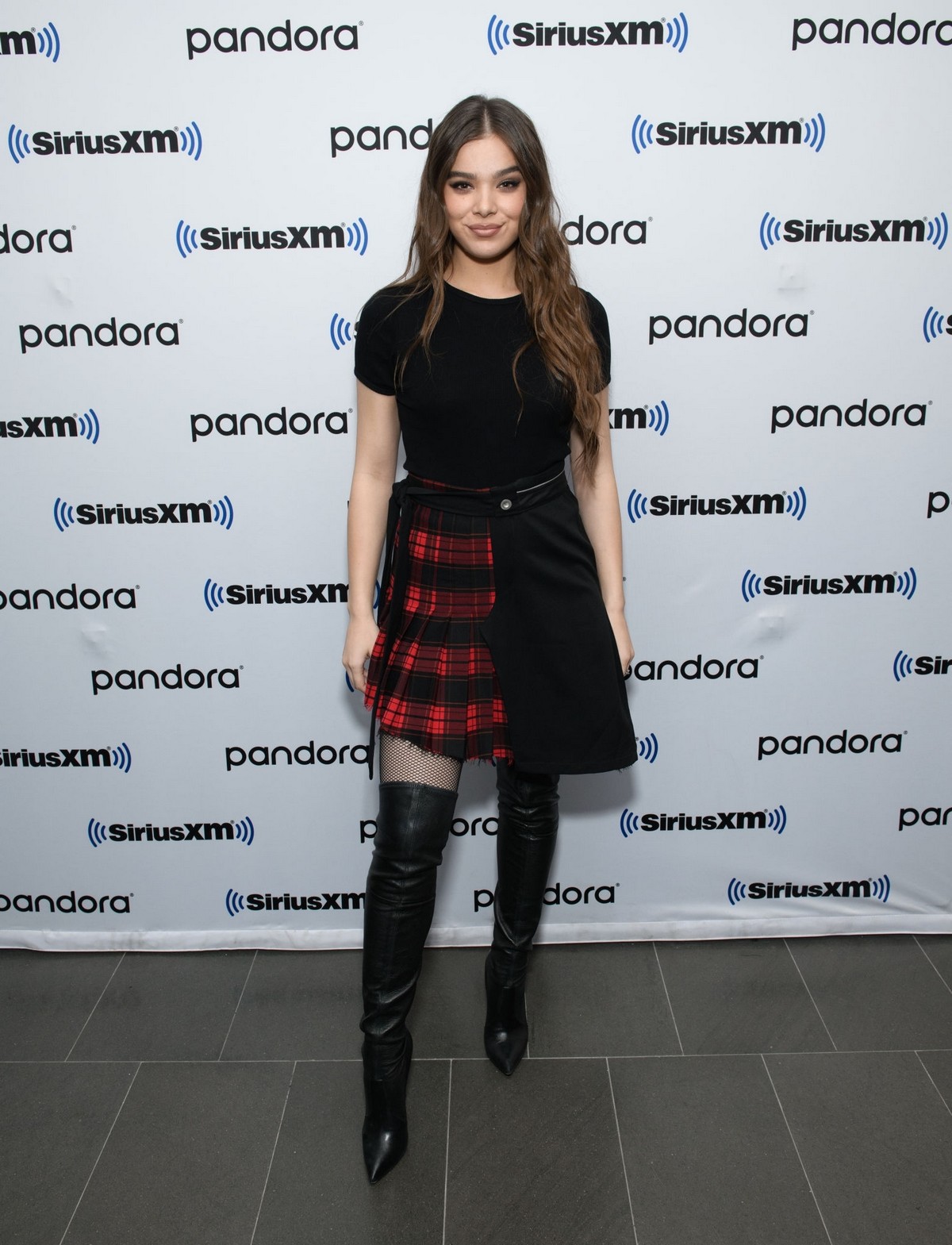 Hailee Steinfeld attends SiriusXM Studios in New York 2019/11/01