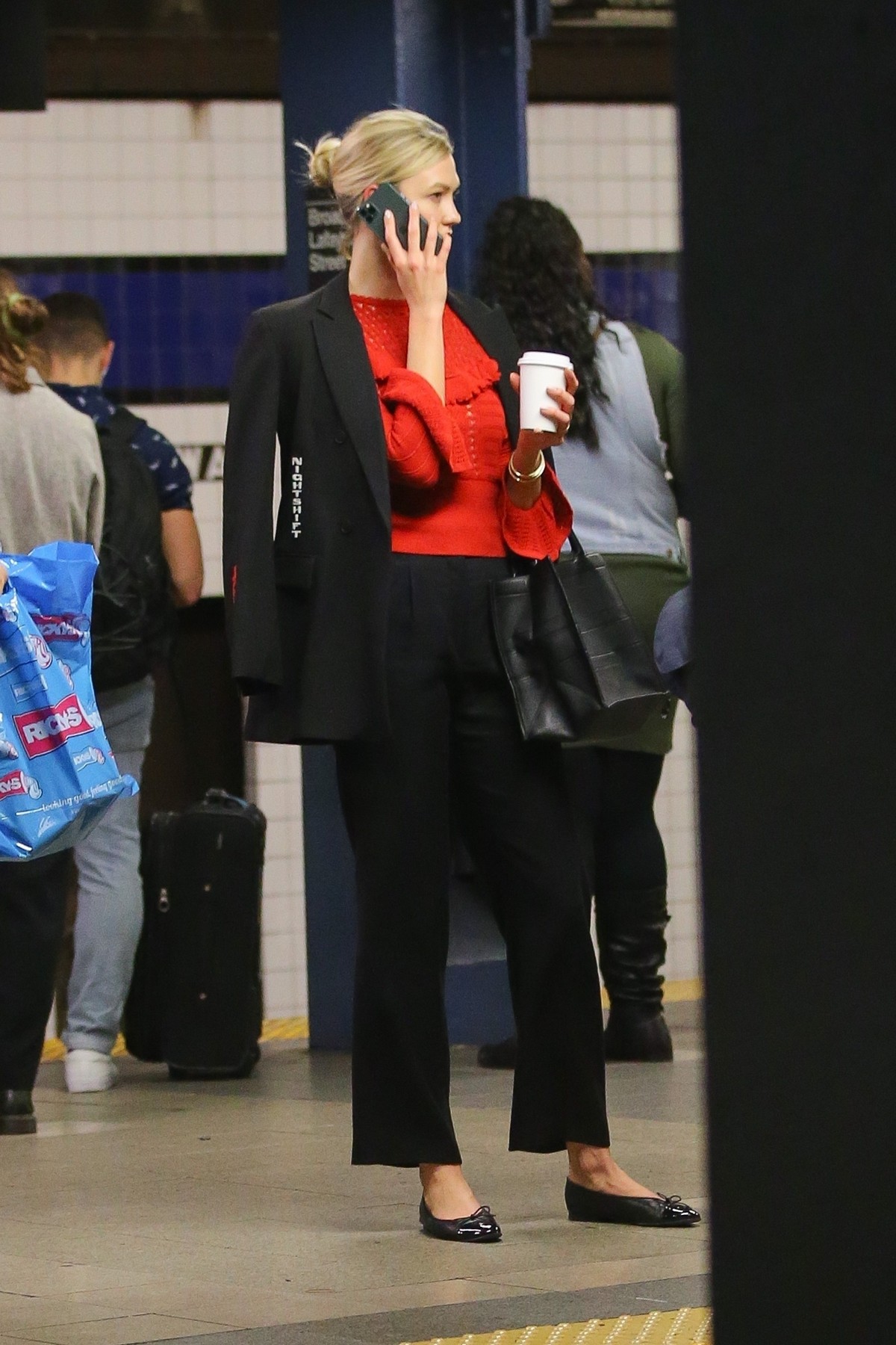 Karlie Kloss seen in red and black outfit out in New York 2019/10/31