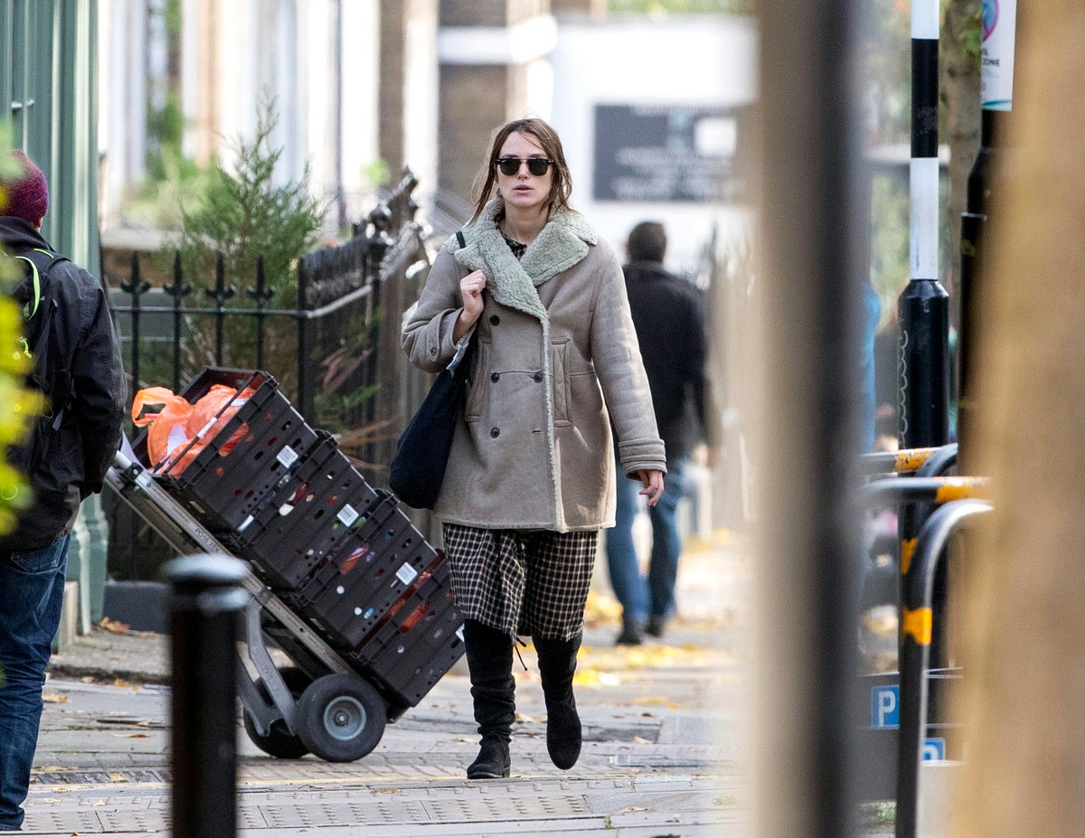 Keira Knightley Grocery Shopping Out in London 2019/10/31