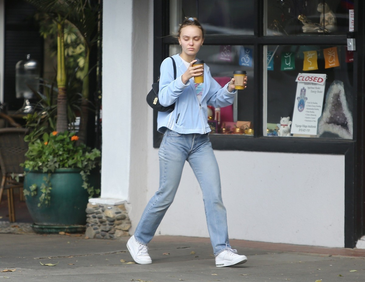 Lily-Rose Depp enjoys coffee at Aroma Cafe in Los Angeles 2019/10/29