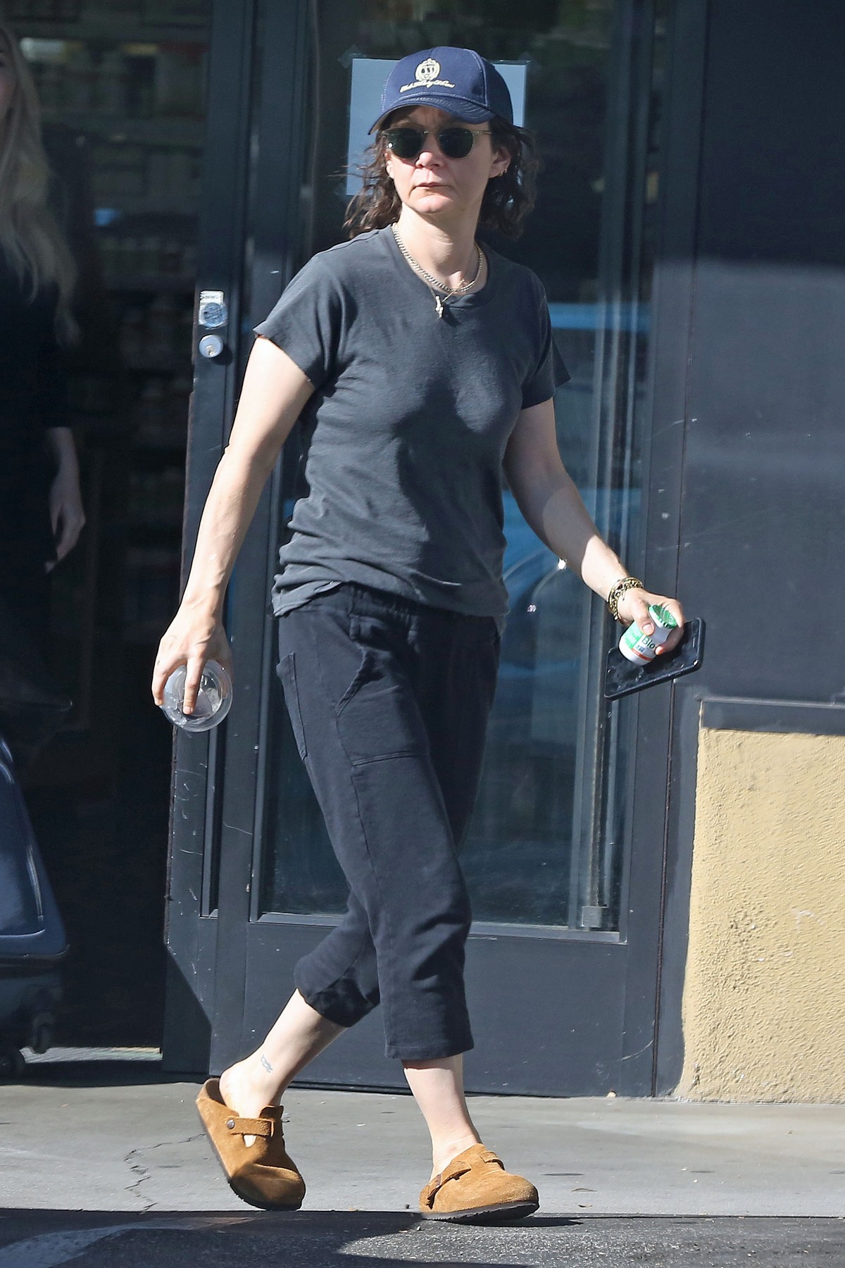 Sara Gilbert enjoys a healthy drink while out in Los Angeles 2019/10/29