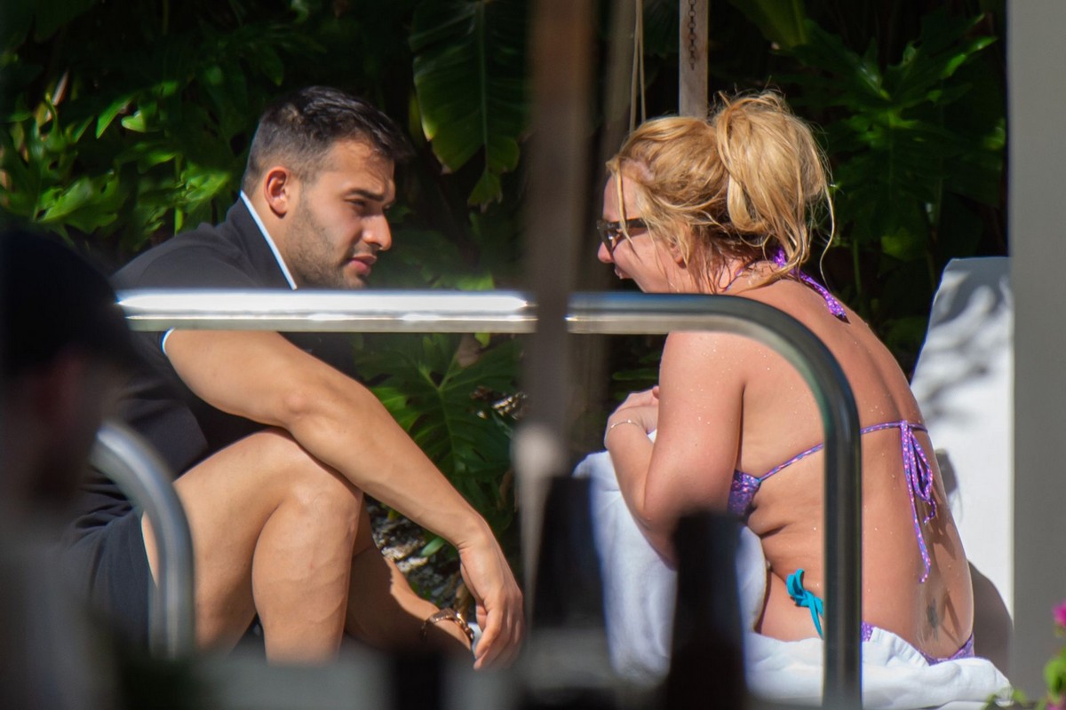 Britney Spears in Bikini with her boyfriend Sam Asghari enjoy sunbathing poolside in Miami 2019/12/01