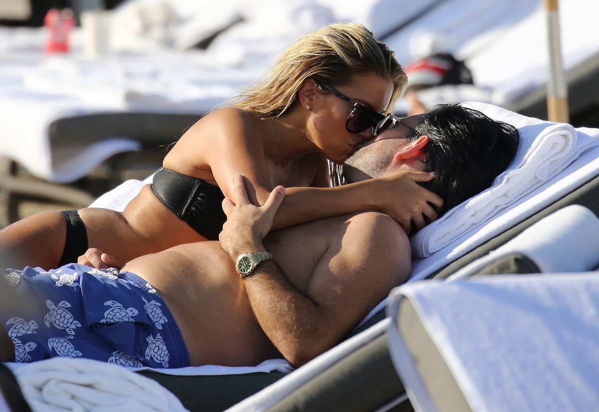 Sylvie Meis wears a black bikini with Niclas Castello on the beach in Miami 2019/11/30