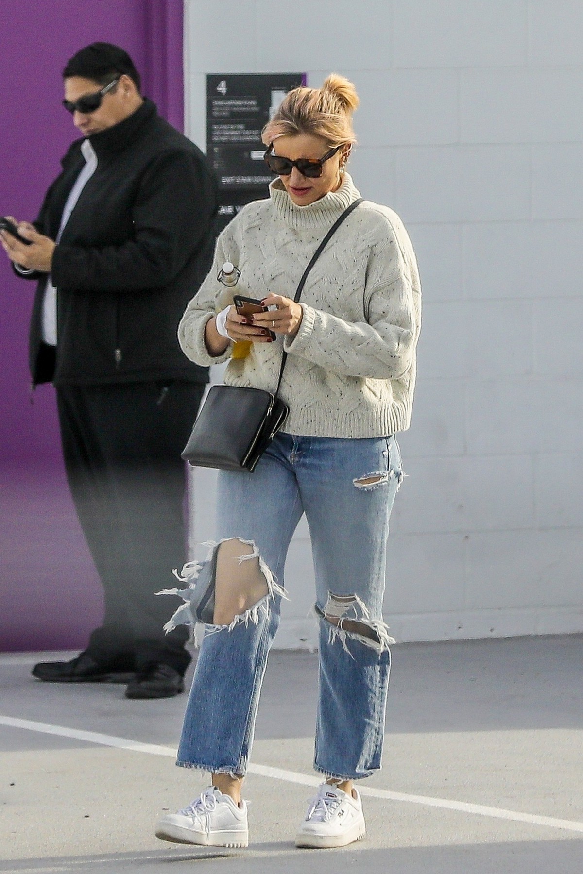 Cameron Diaz in high neck sweatshirt with ripped jeans during medical check-up in Santa Monica 2020/01/31