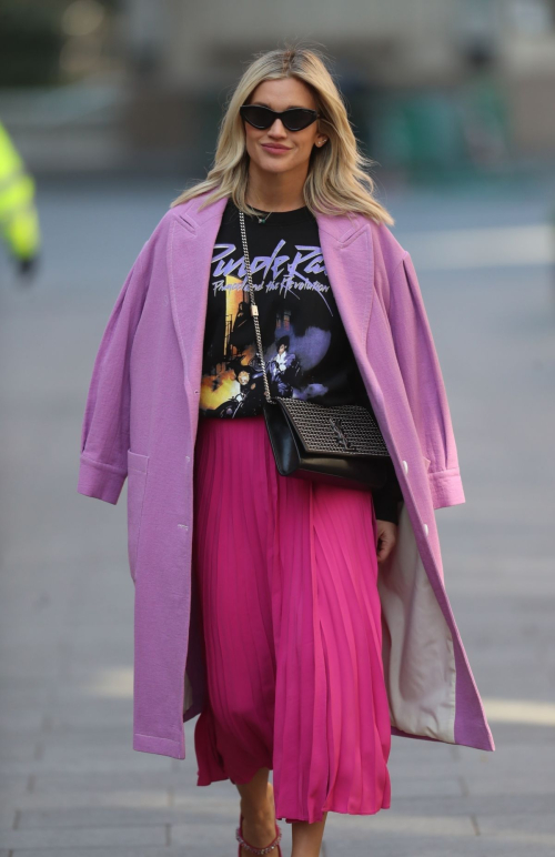 Ashley Roberts Leaves iHeart Radio Studio in London 2020/03/26 6